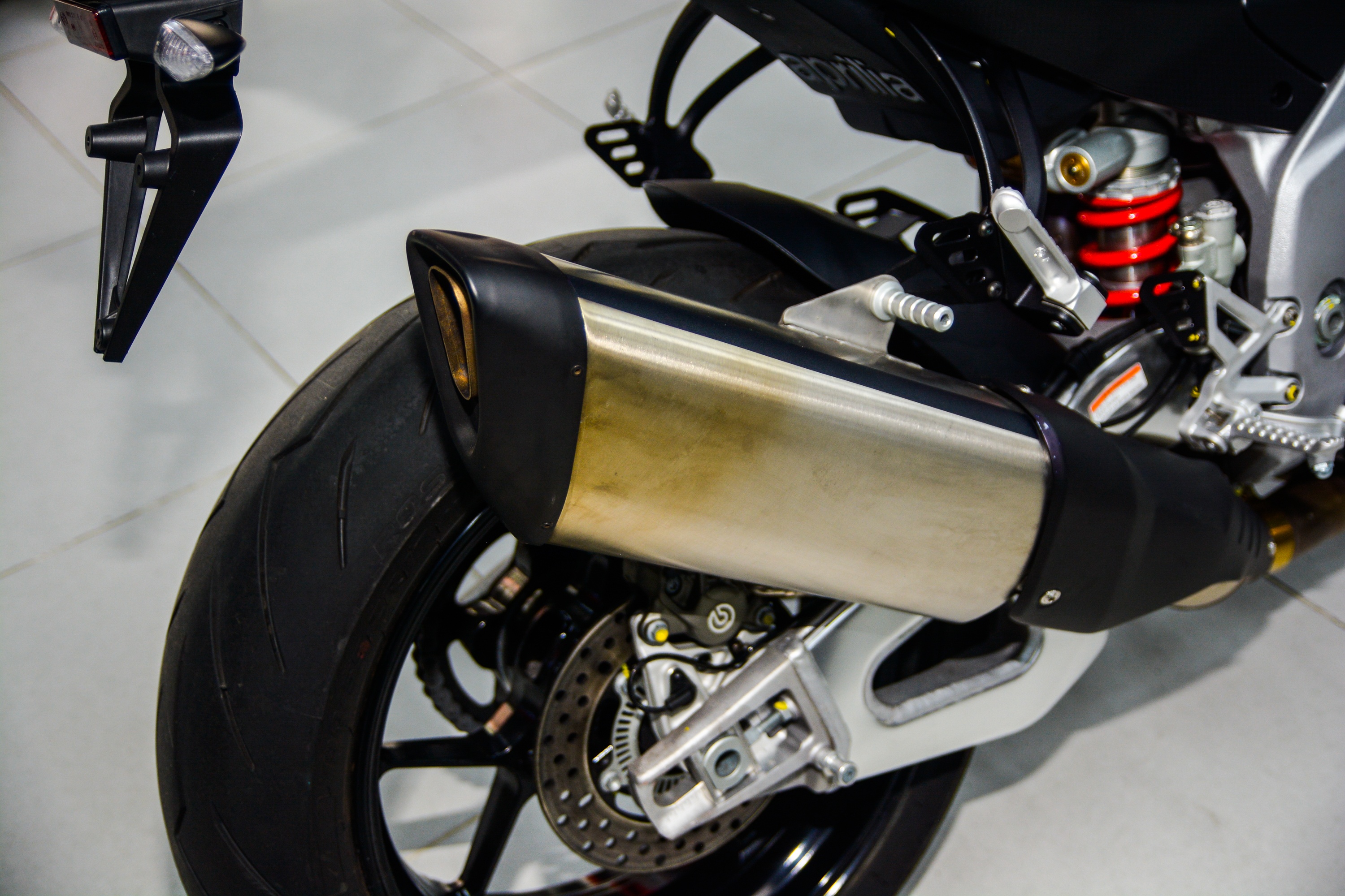 Chi tiet Aprilia Tuono V4 tai Viet Nam anh 11