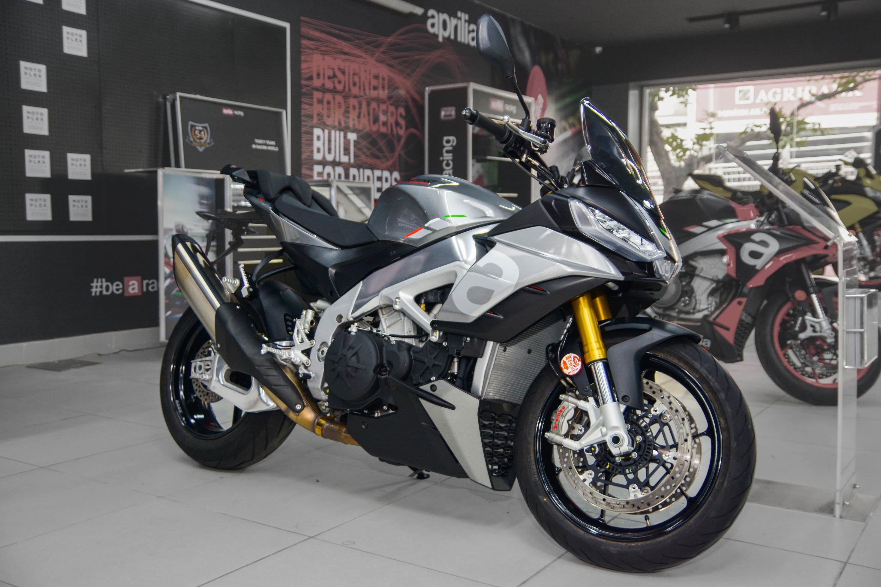 Chi tiet Aprilia Tuono V4 tai Viet Nam, 'tan binh' nhom moto 1.000 cc hinh anh