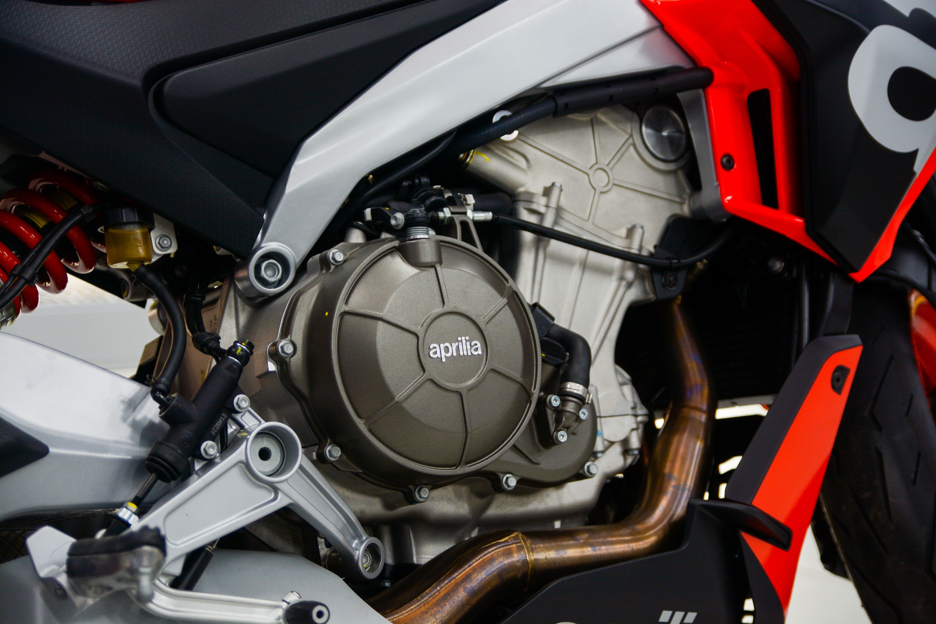 Can canh Aprilia Tuono 660 anh 8