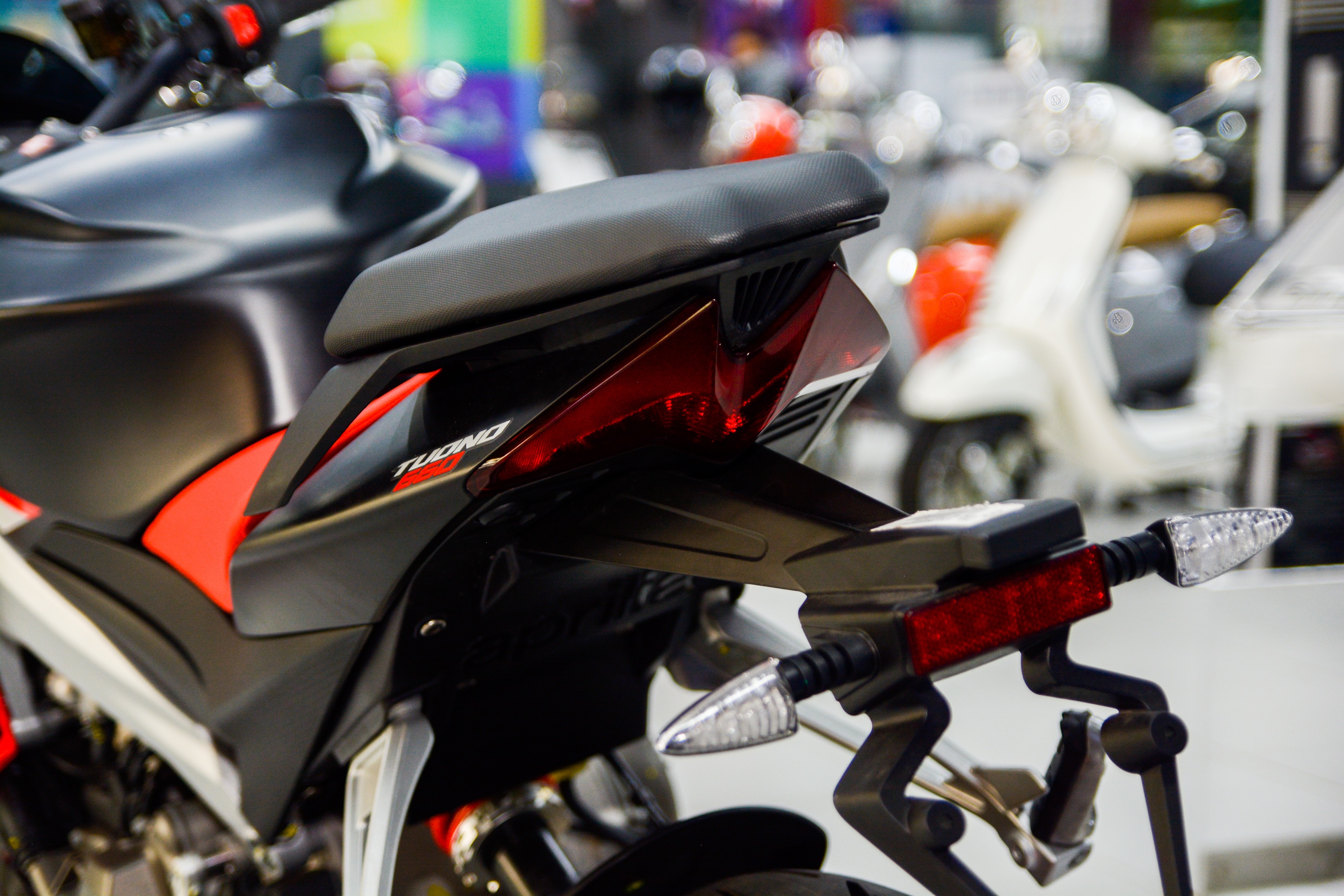 Can canh Aprilia Tuono 660 anh 7