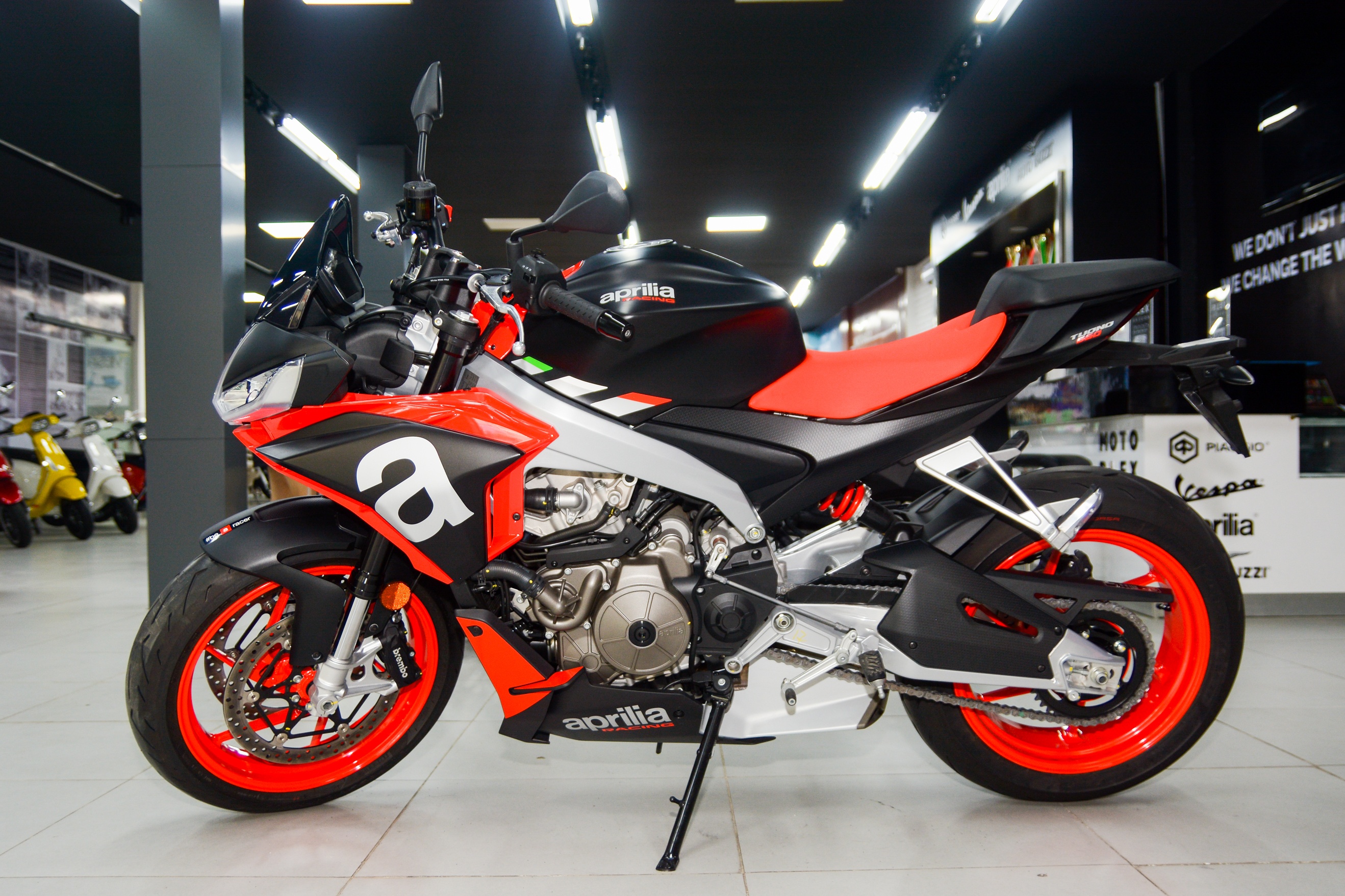 Can canh Aprilia Tuono 660 anh 2