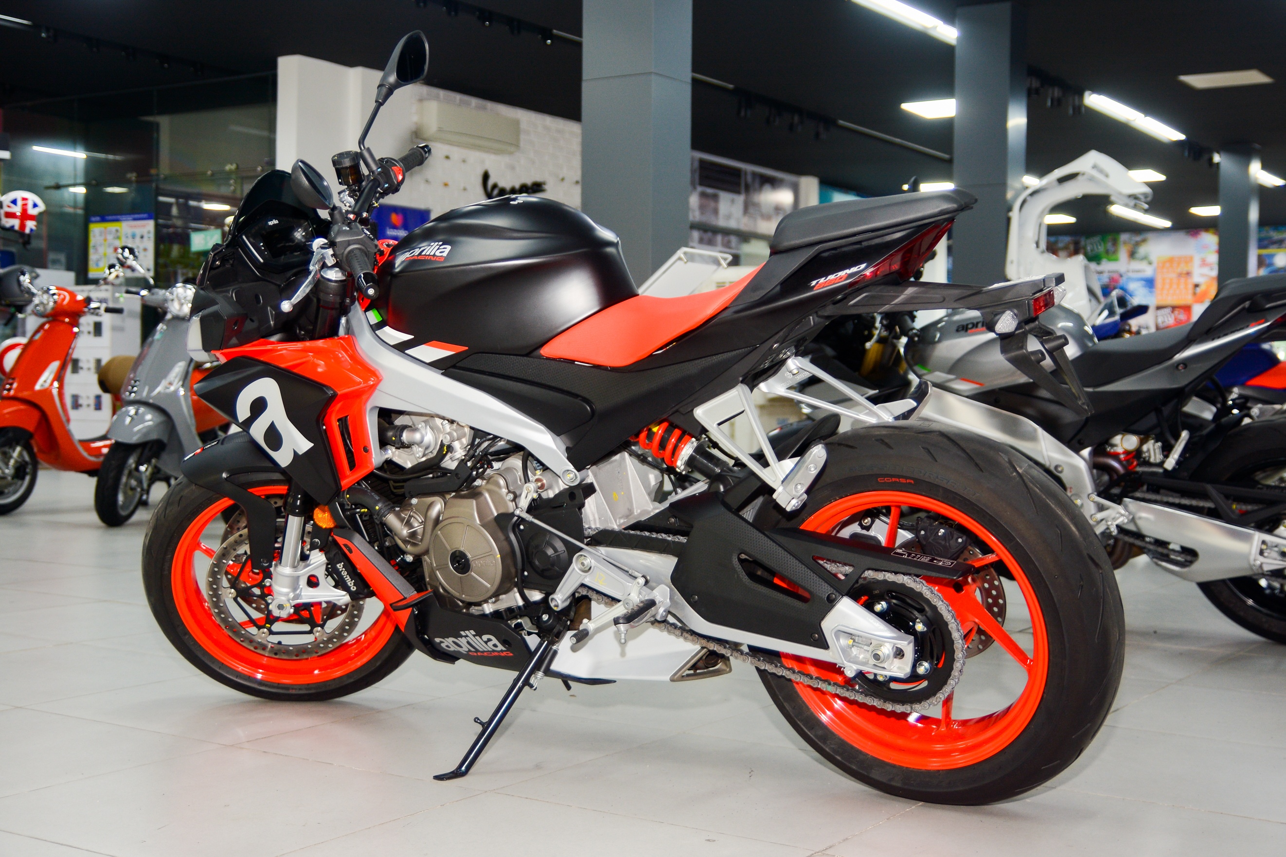 Can canh Aprilia Tuono 660 anh 10
