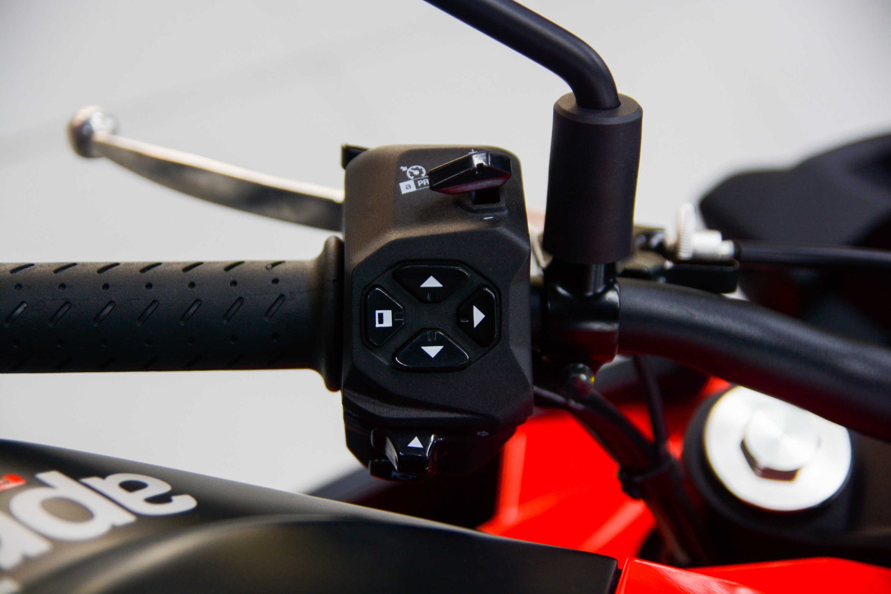 Can canh Aprilia Tuono 660 anh 9