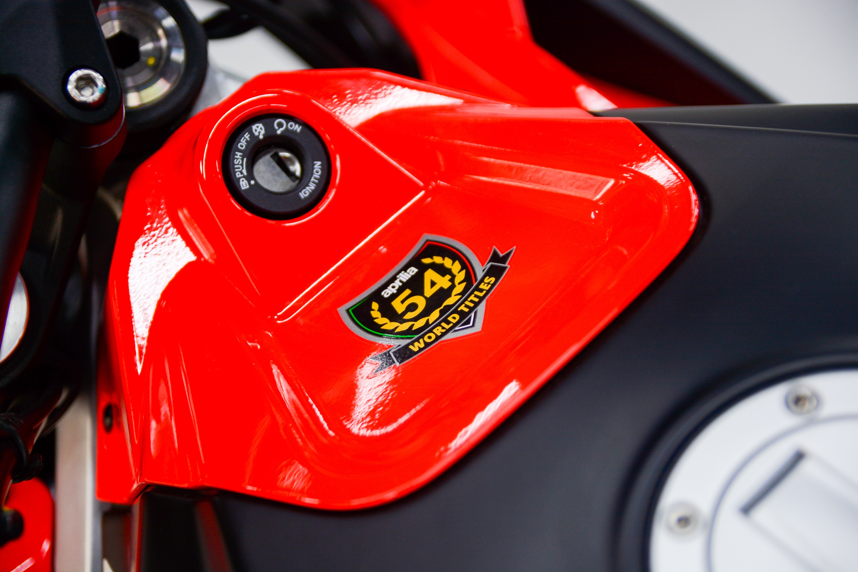 Can canh Aprilia Tuono 660 anh 5