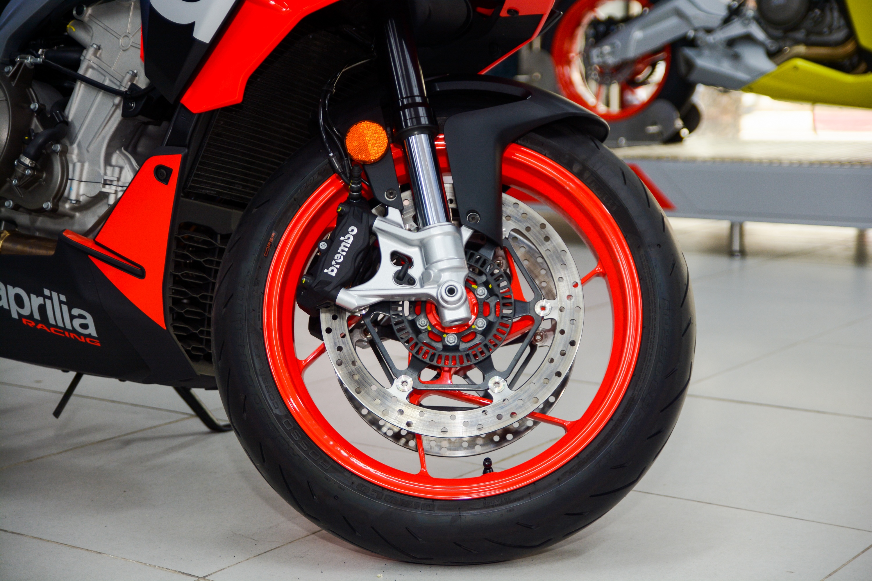 Can canh Aprilia Tuono 660 anh 4