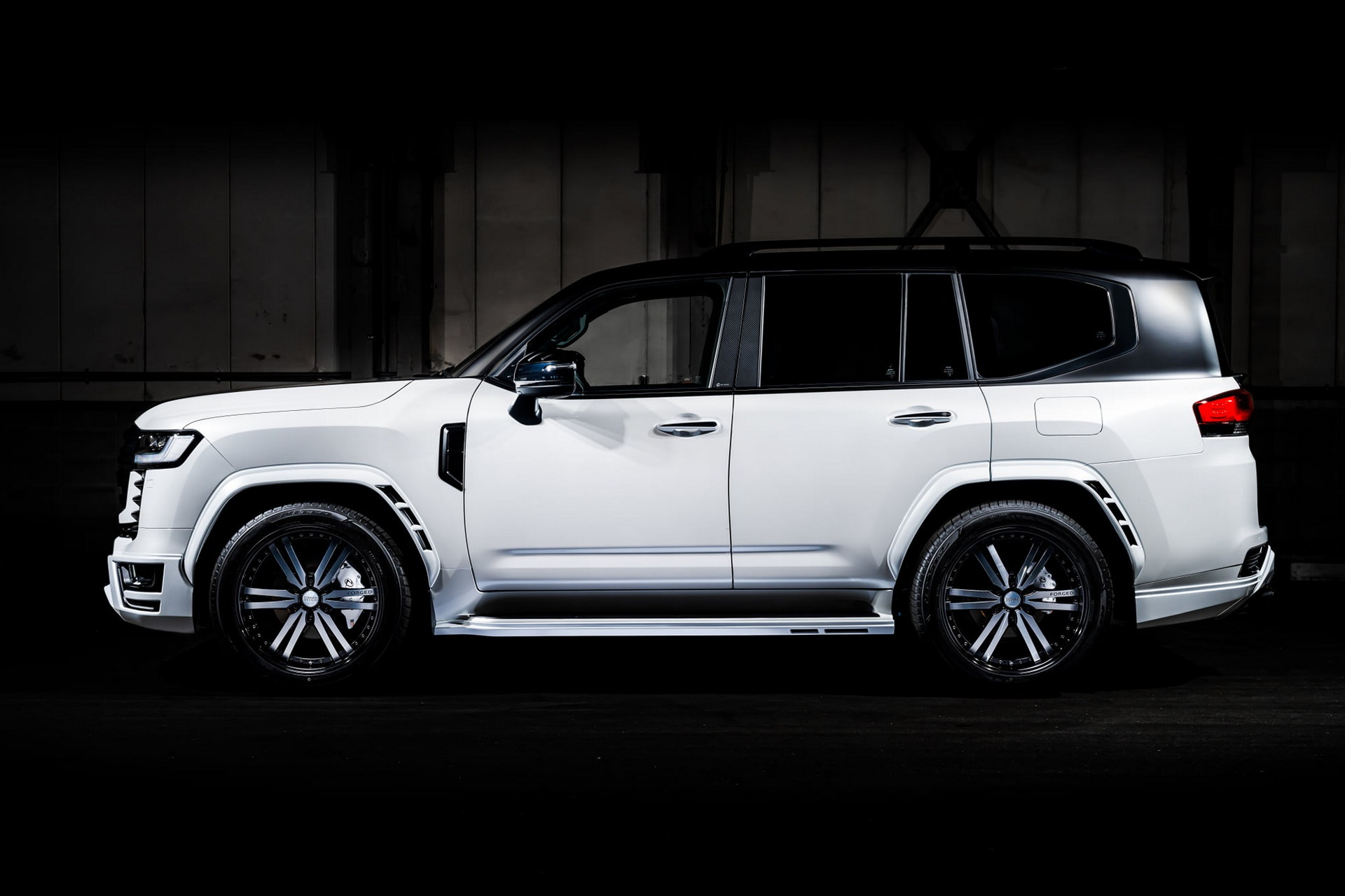 Toyota Land Cruiser voi goi do the thao anh 2