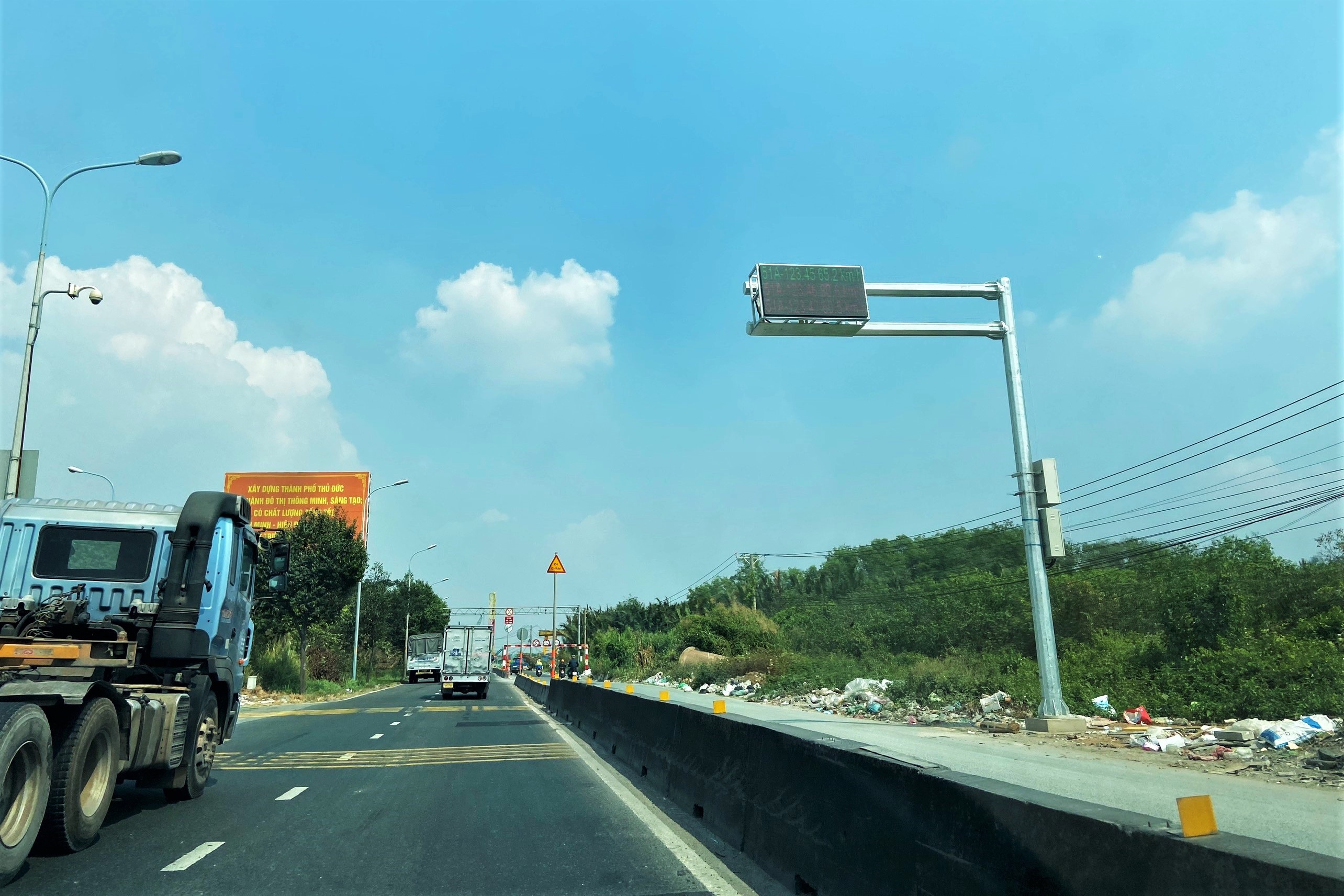 Bang dien tu hien thi van toc xe vi pham duoc trien khai tai TP.HCM anh 1