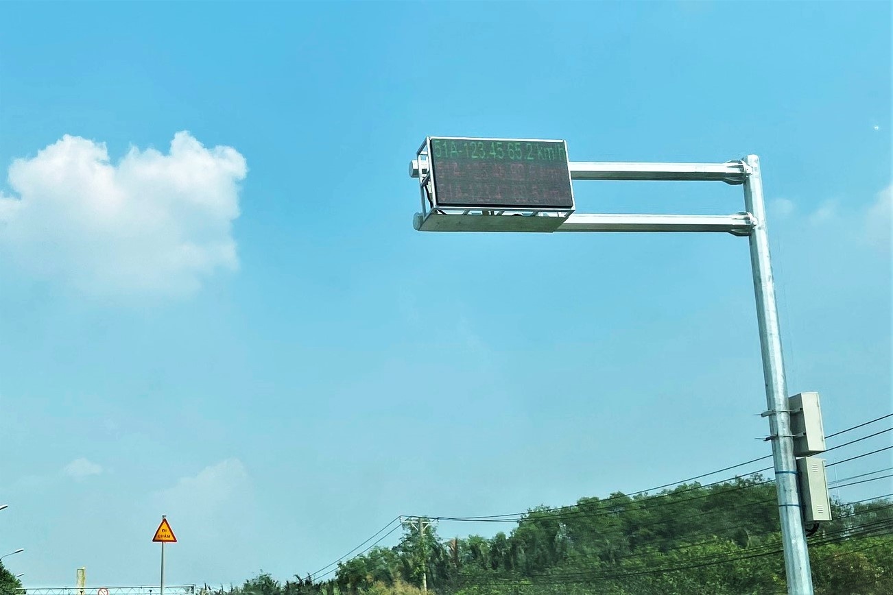 Bang dien tu hien thi vi pham toc do xuat hien tai TP.HCM hinh anh