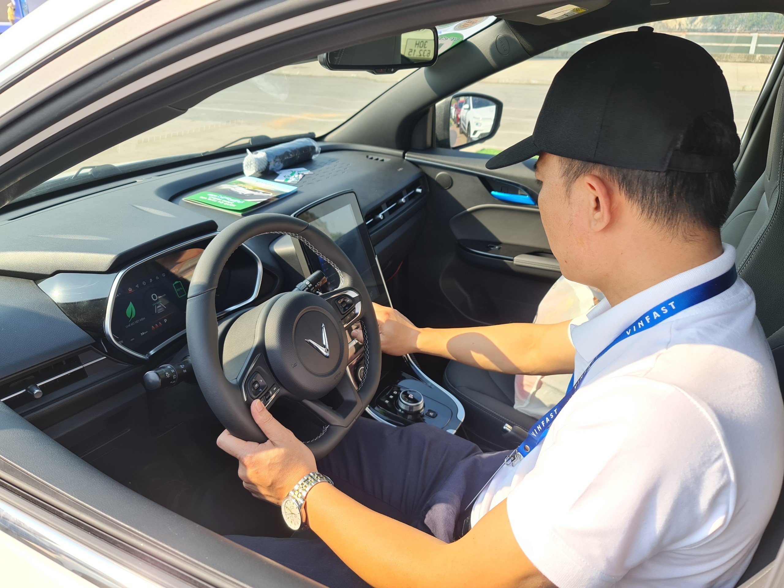 100 oto dien VinFast VF e34 hoi tu anh 4