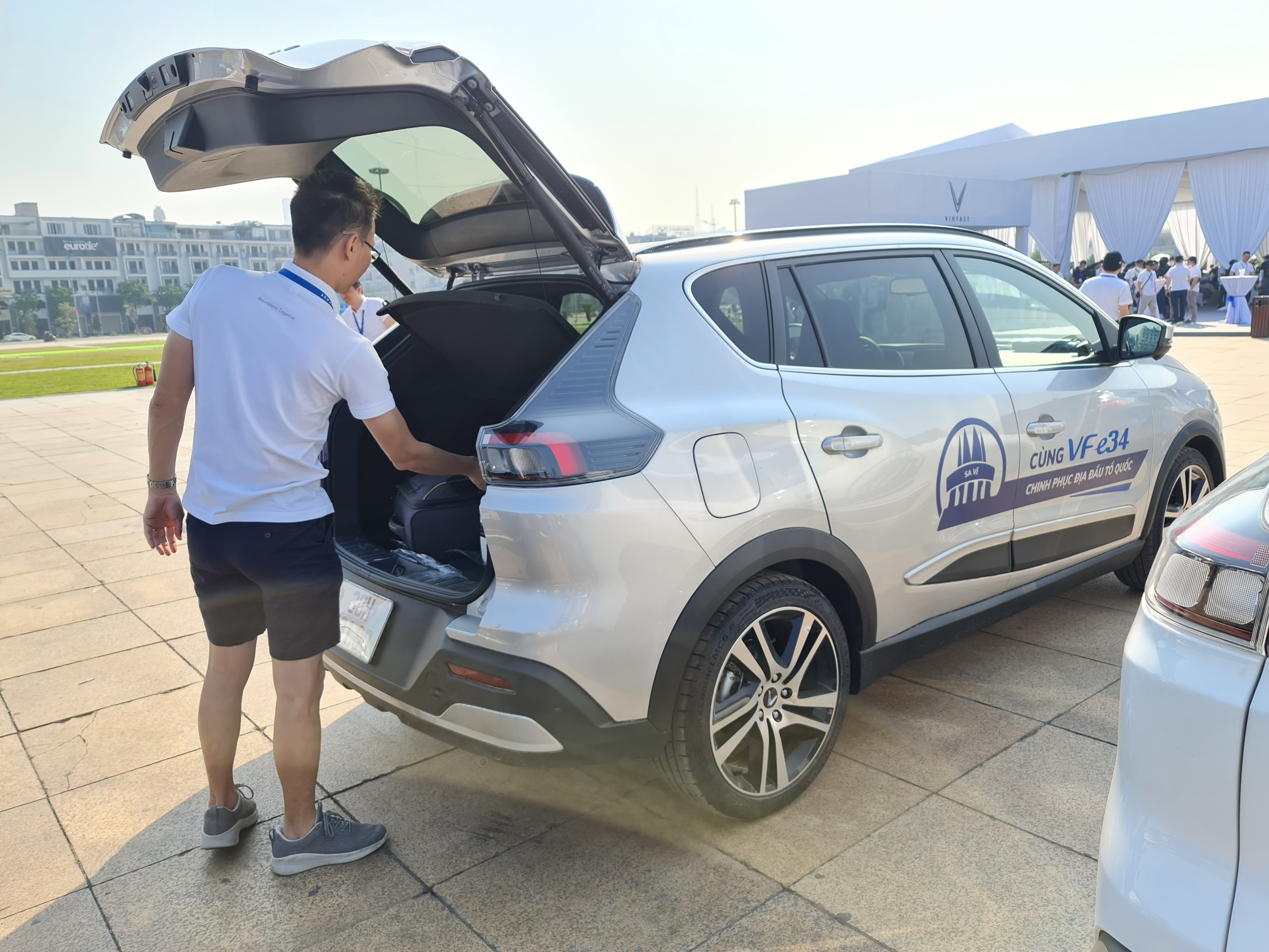 100 oto dien VinFast VF e34 hoi tu anh 3