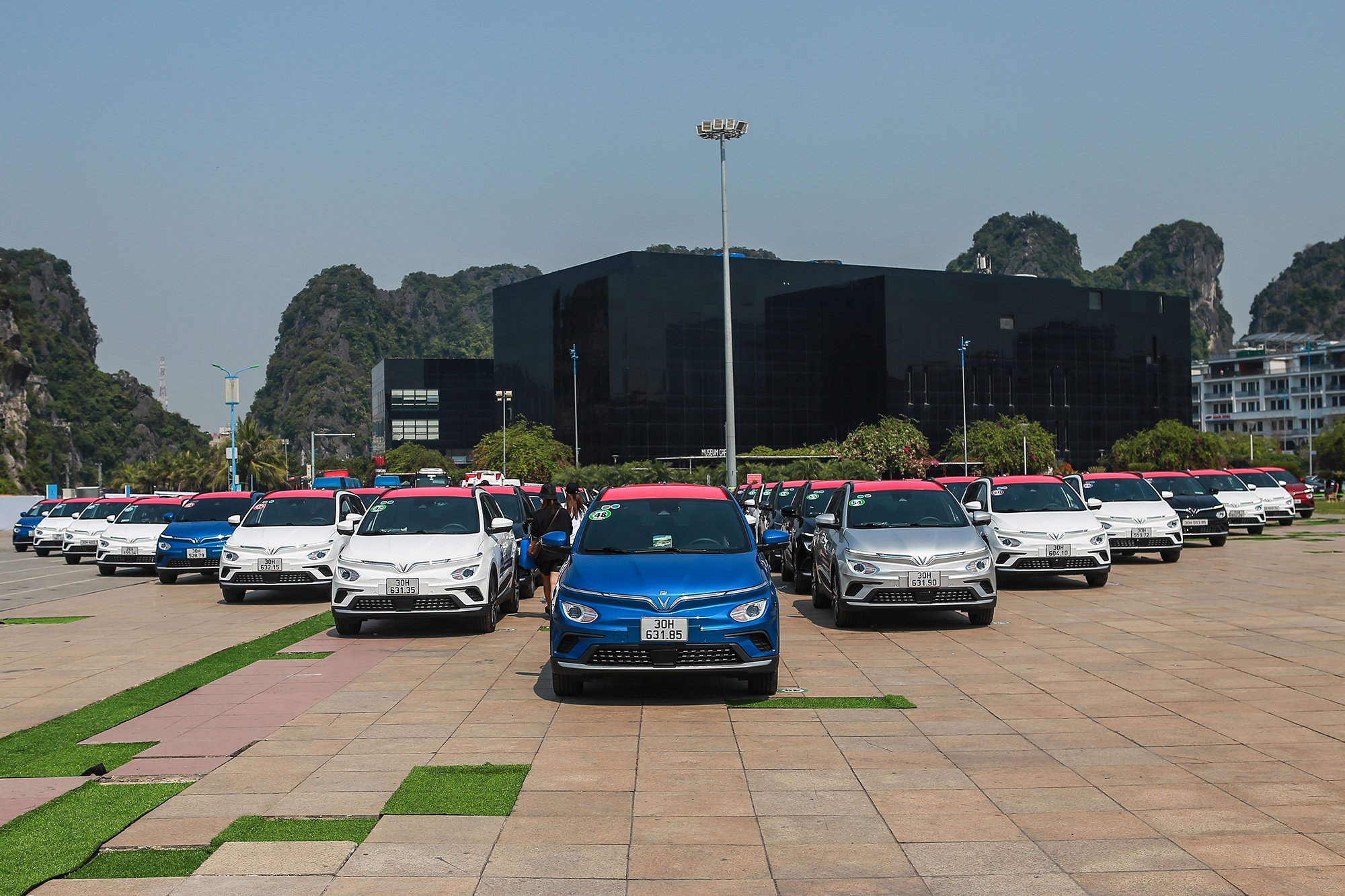 100 oto dien VinFast VF e34 hoi tu anh 1