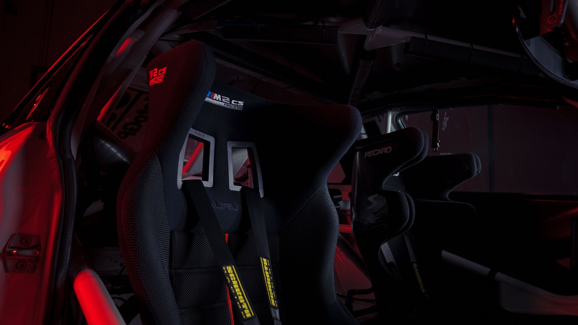 Can canh BMW M2 CS Racing dung trong giai dua MotoGP anh 8