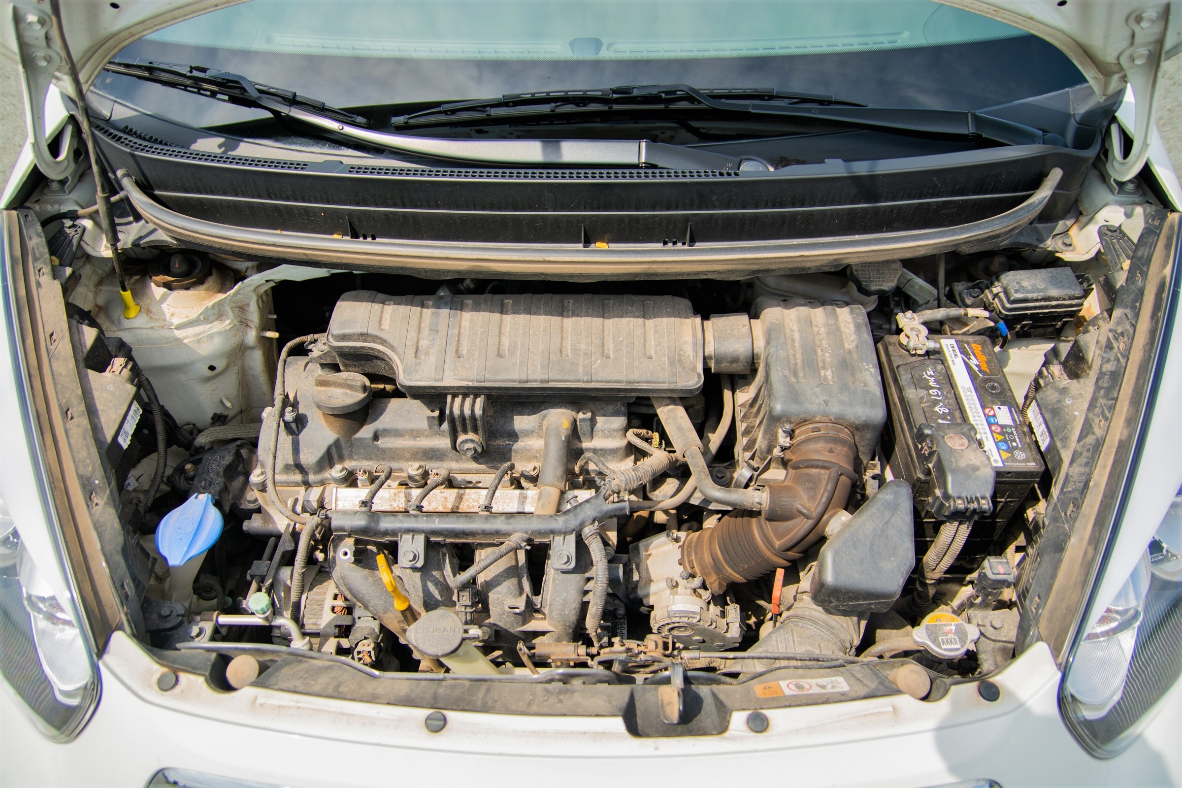 Khoang dong co oto bi ban co nen tu ve sinh tai nha? hinh anh