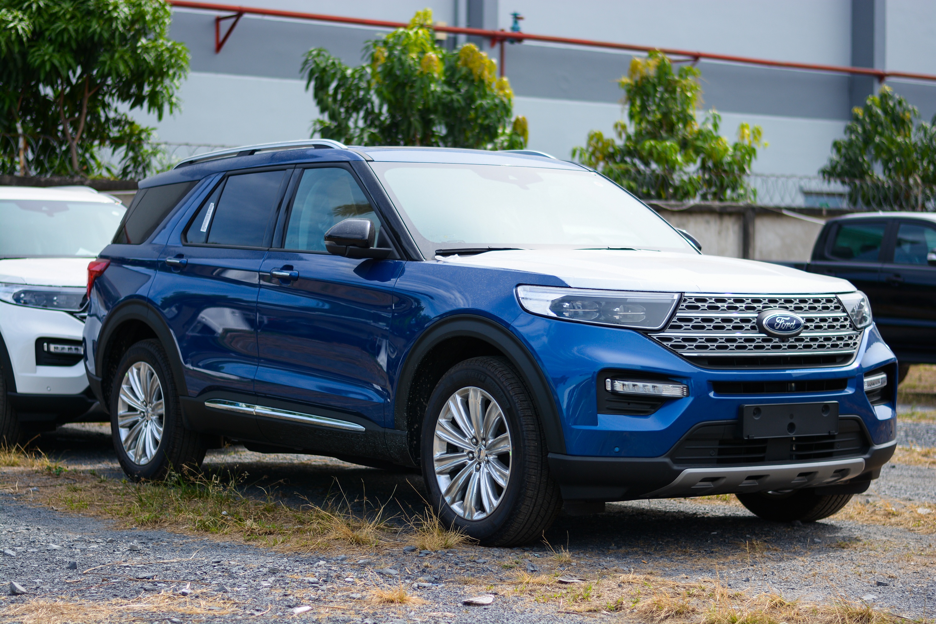 Ford Explorer 2022 ve dai ly TP.HCM, chenh gia 200 trieu dong hinh anh
