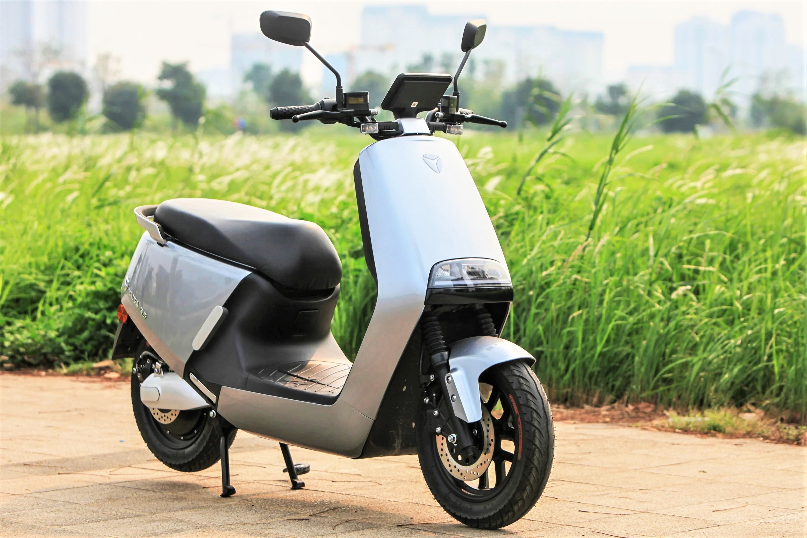 Chay xe may dien co can bang lai A1? hinh anh