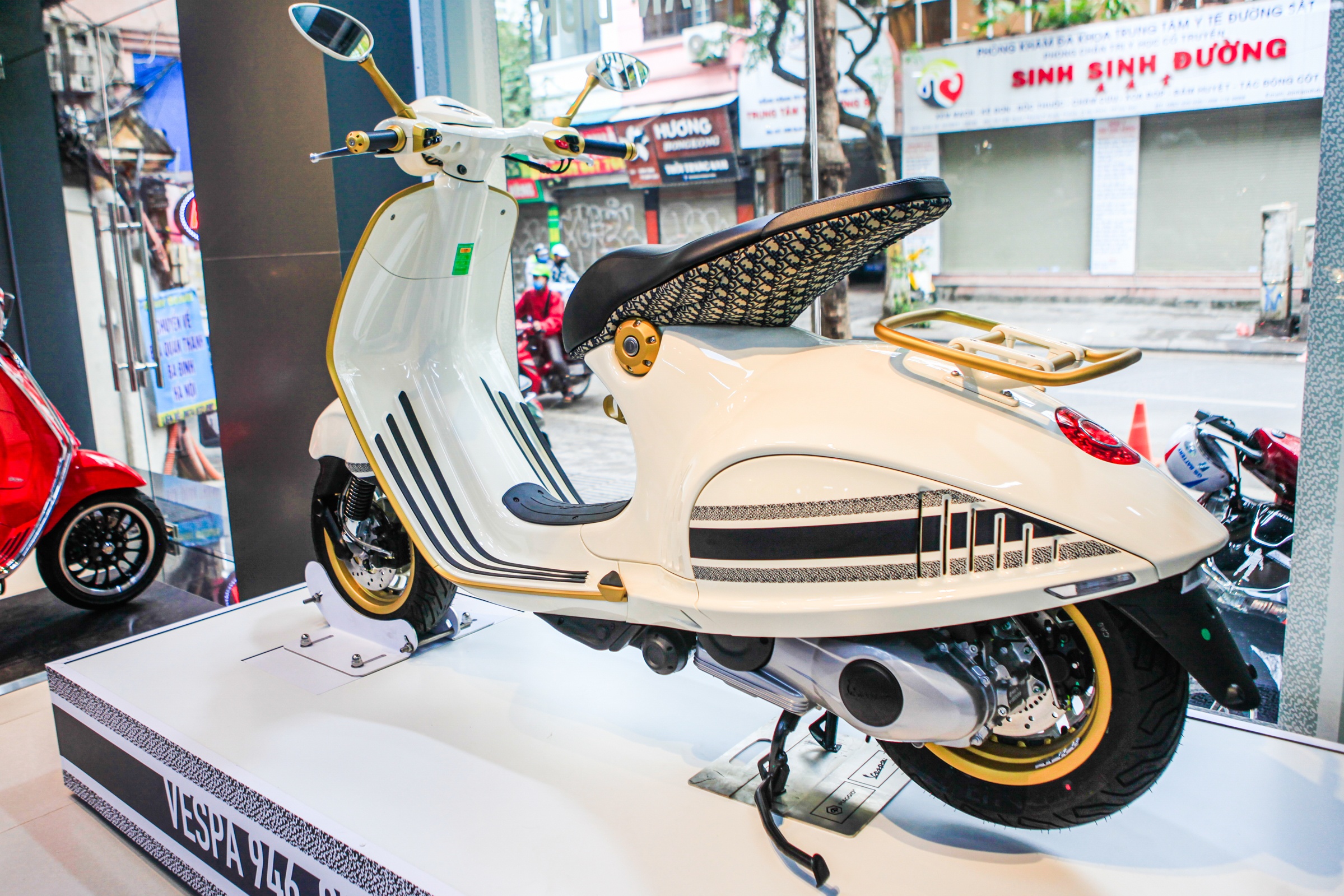 Vespa 946 phien ban dac biet gia gan 700 trieu anh 11