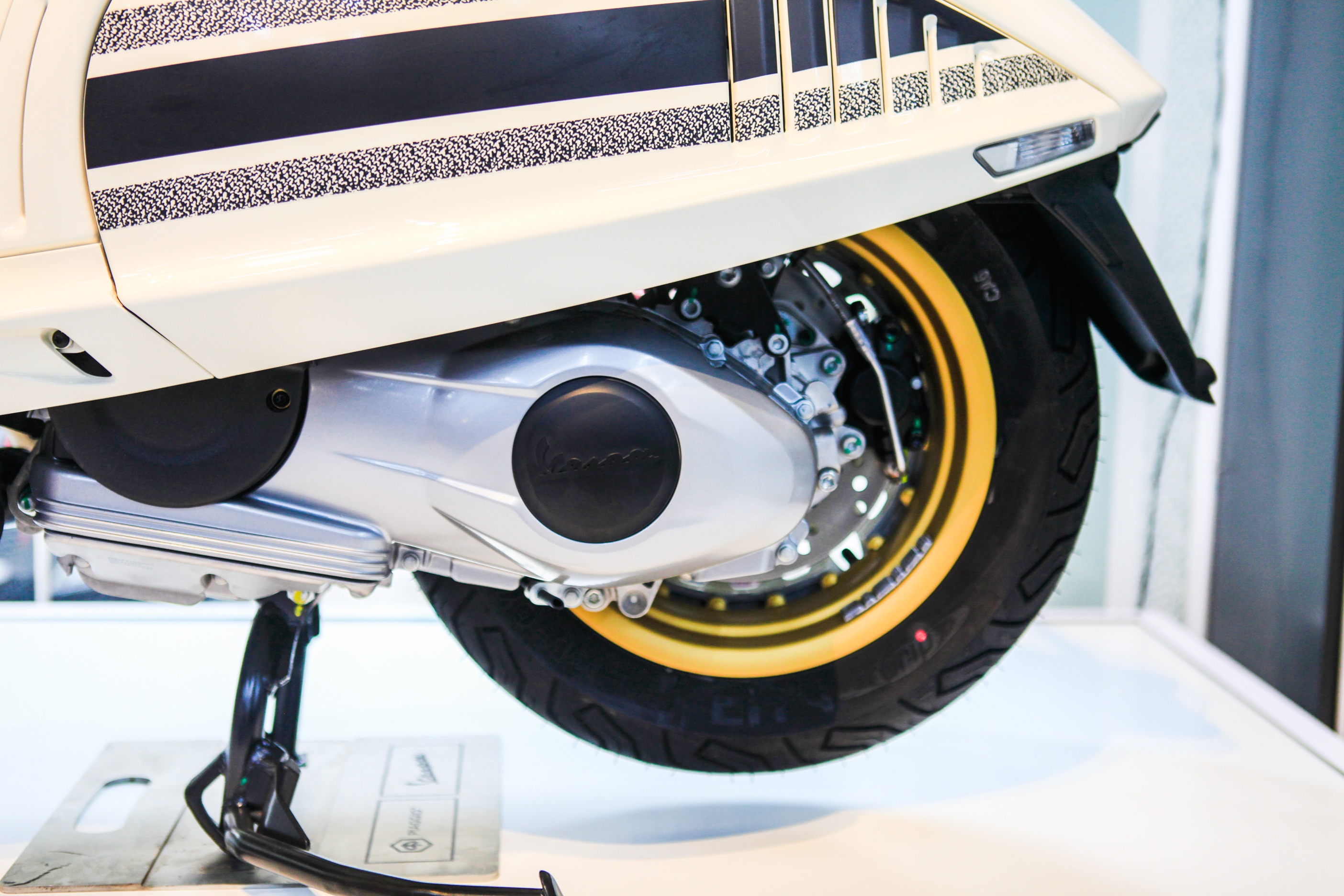 Vespa 946 phien ban dac biet gia gan 700 trieu anh 9