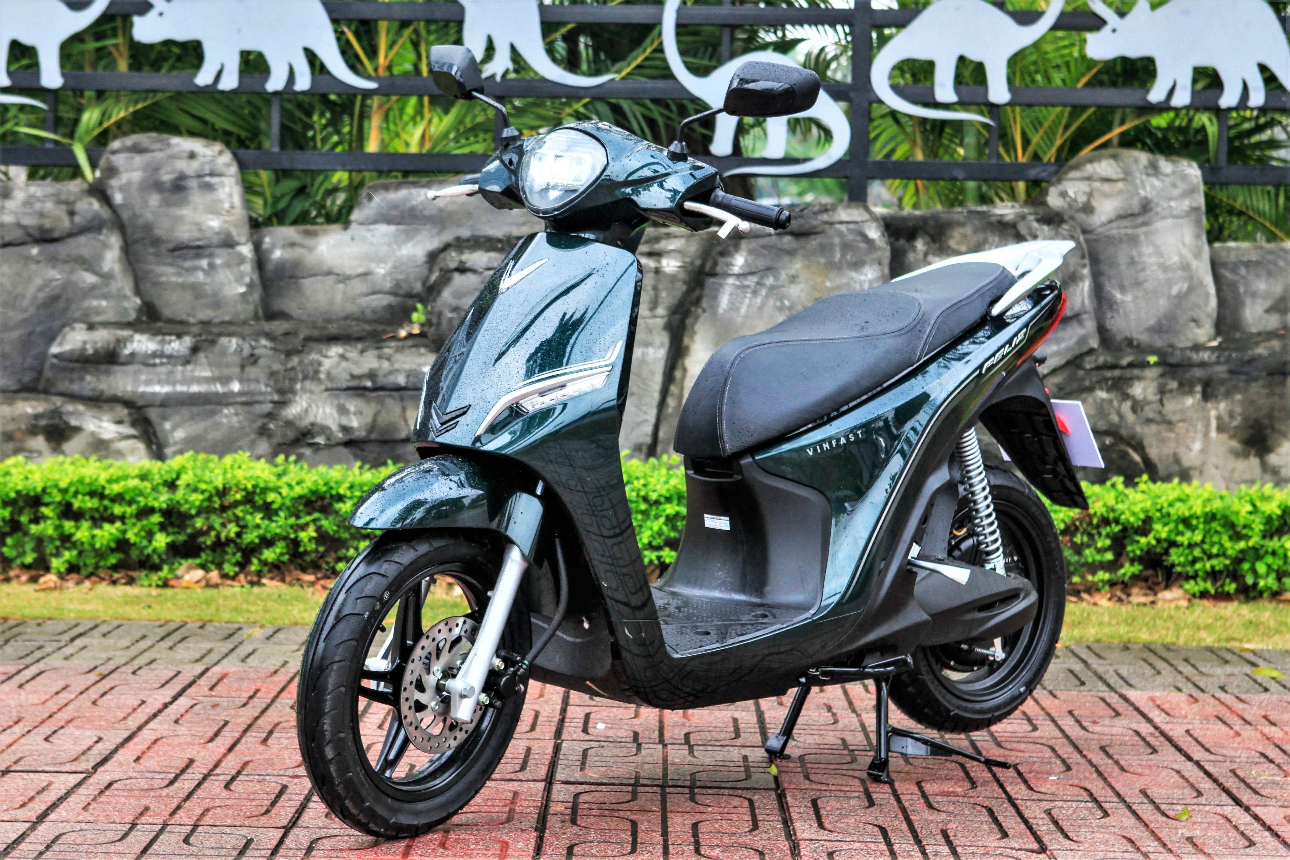 Xang tang cao, co nen doi sang xe may dien de tiet kiem chi phi? hinh anh