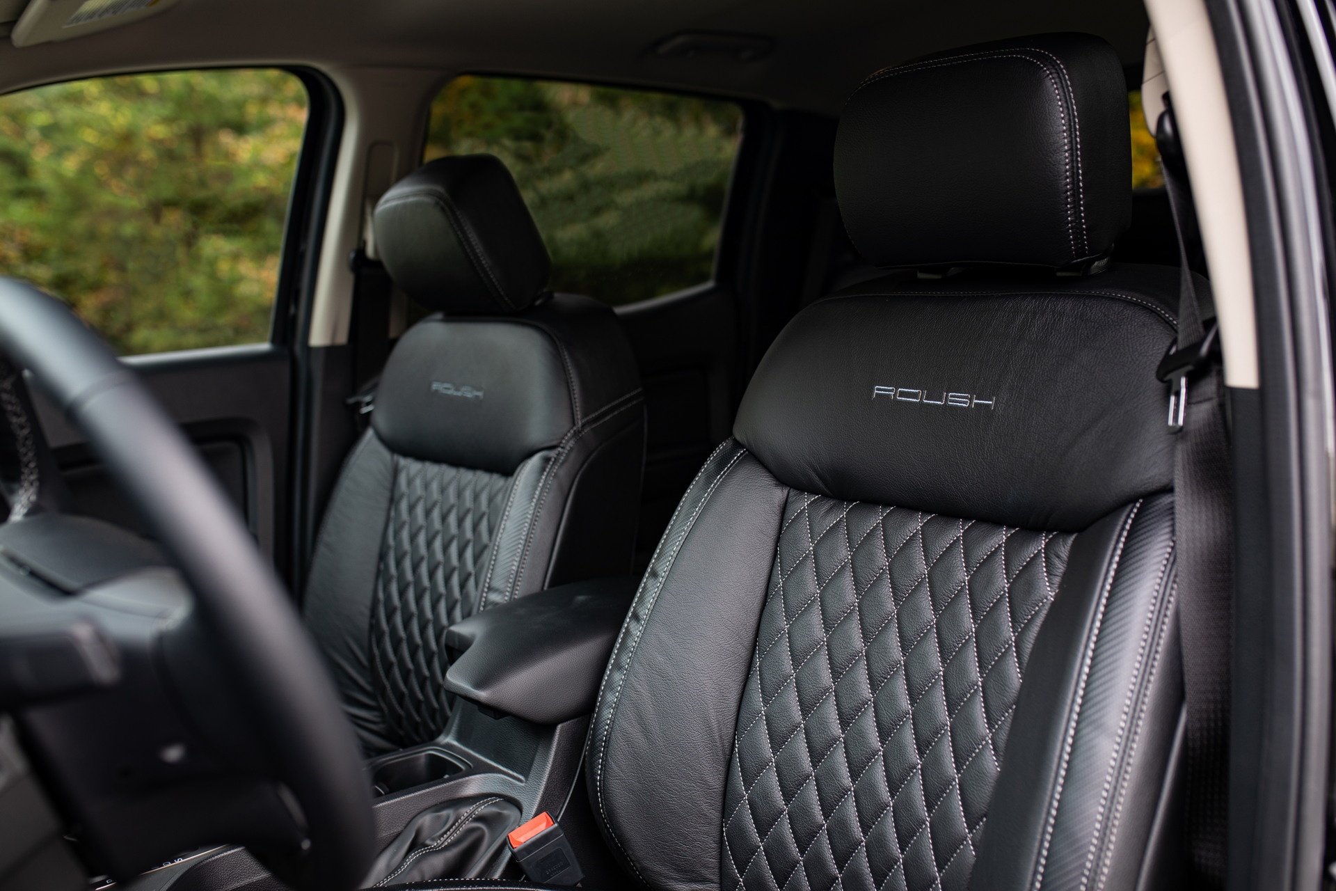 Ford Ranger voi goi do gia hon 13.000 USD anh 9