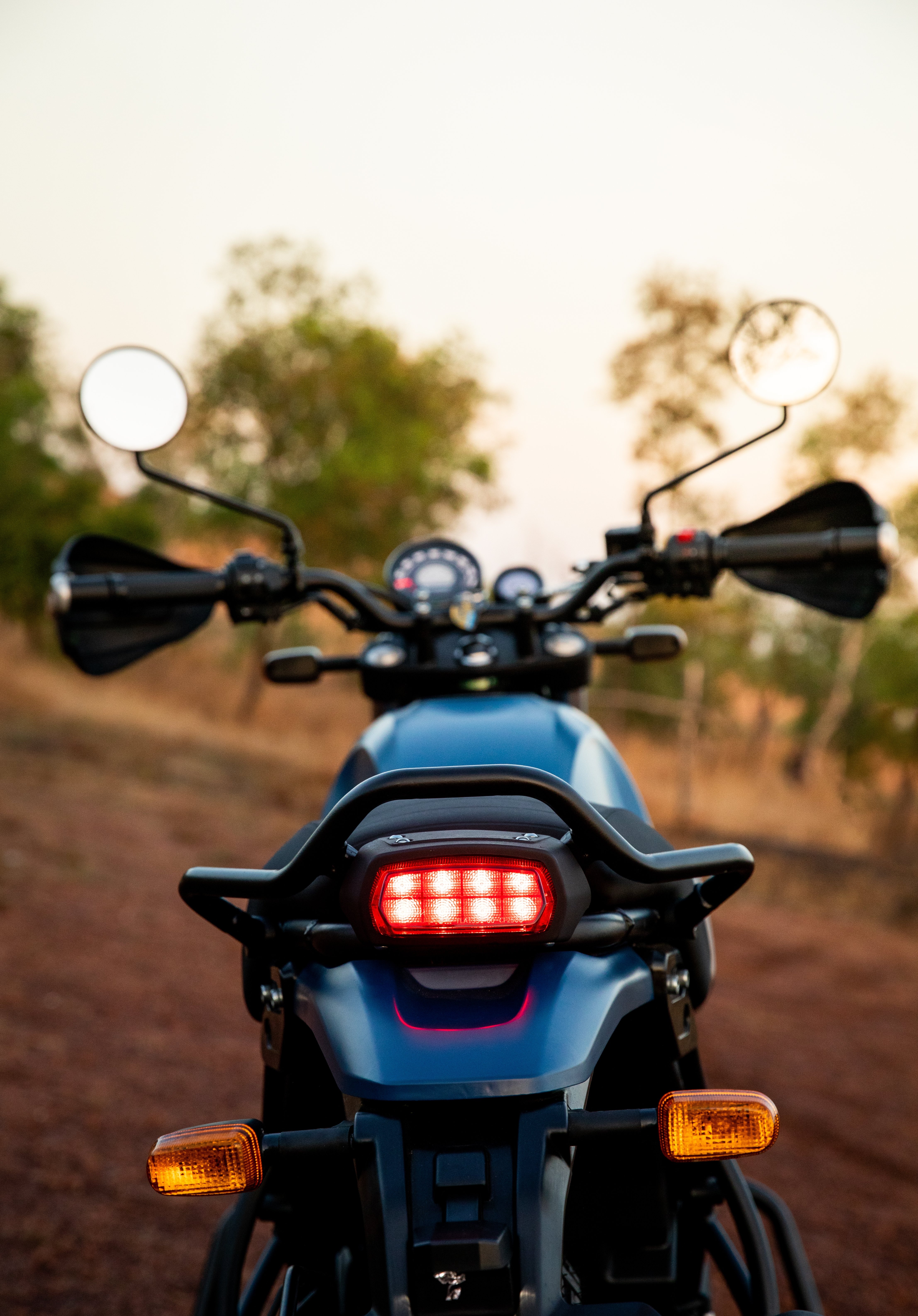 Royal Enfield Scram 411 ra mat anh 6