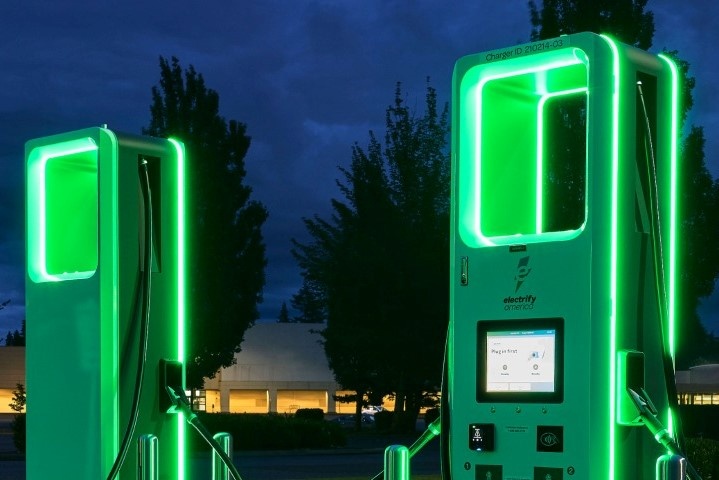 Hang xe dien cho phep khach hang sac pin mien phi hinh anh