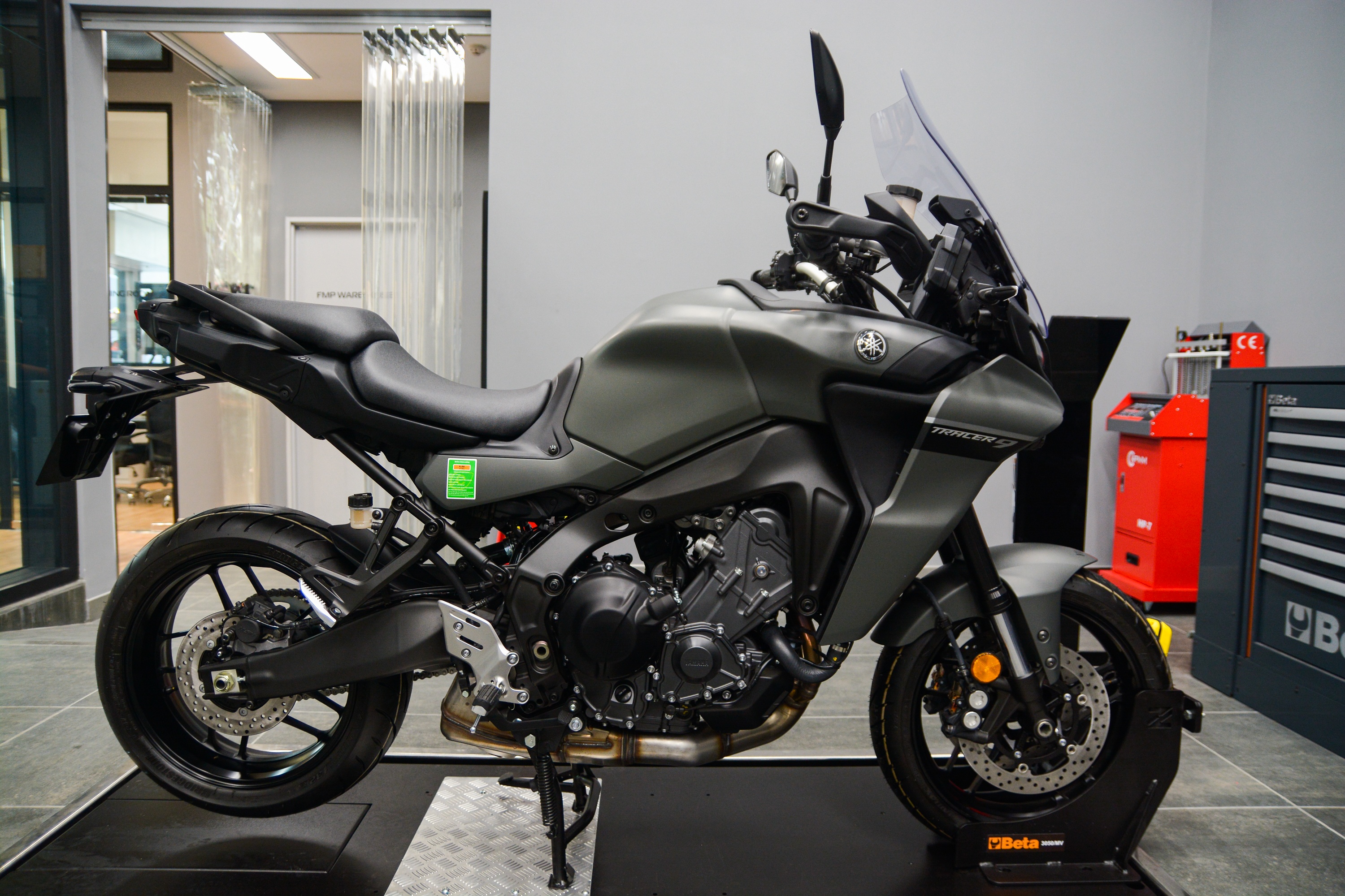 Can canh Yamaha Tracer 9 anh 2