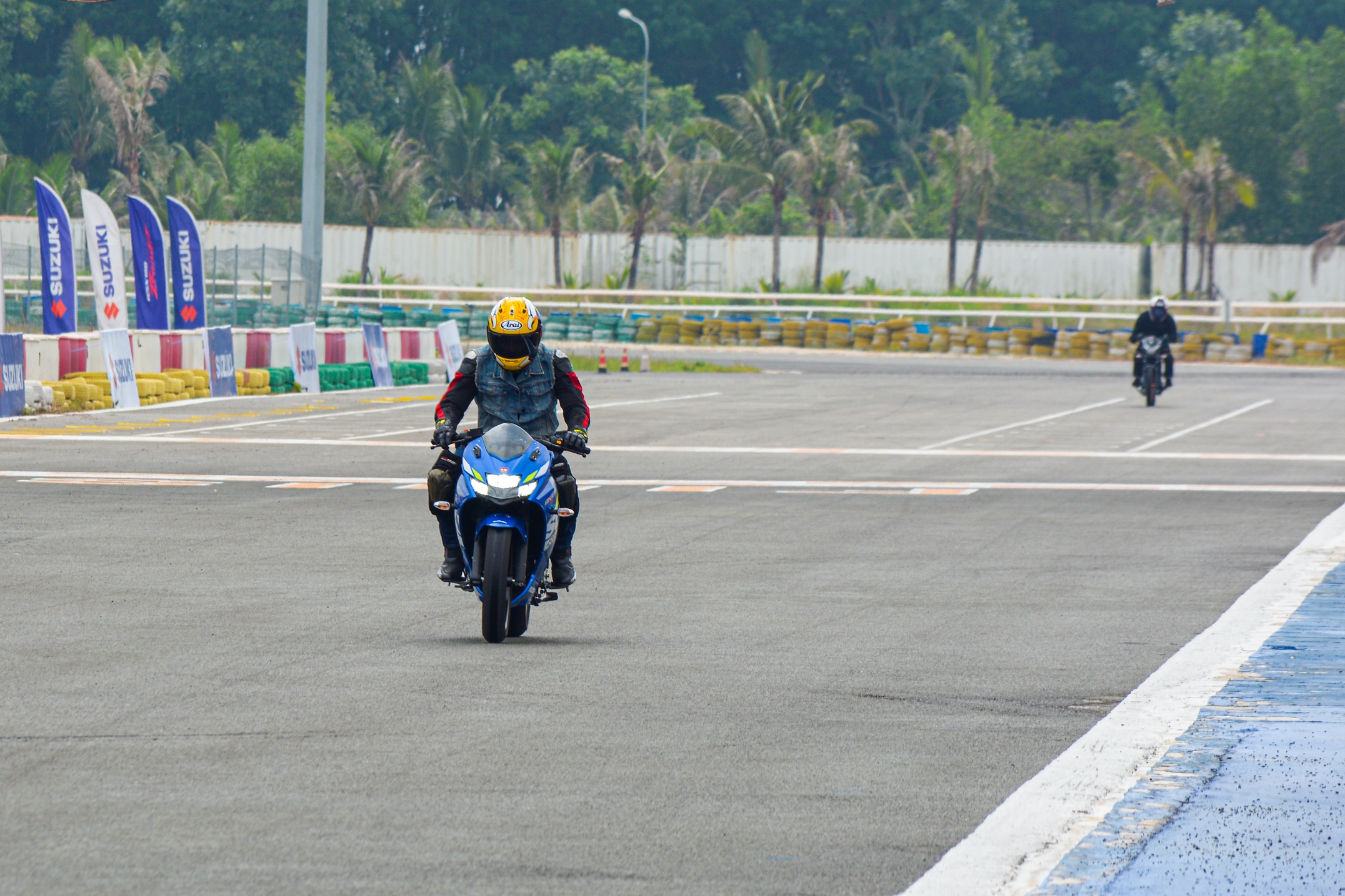 Trai nghiem Suzuki Gixxer SF250 tren san dua chuyen nghiep anh 4