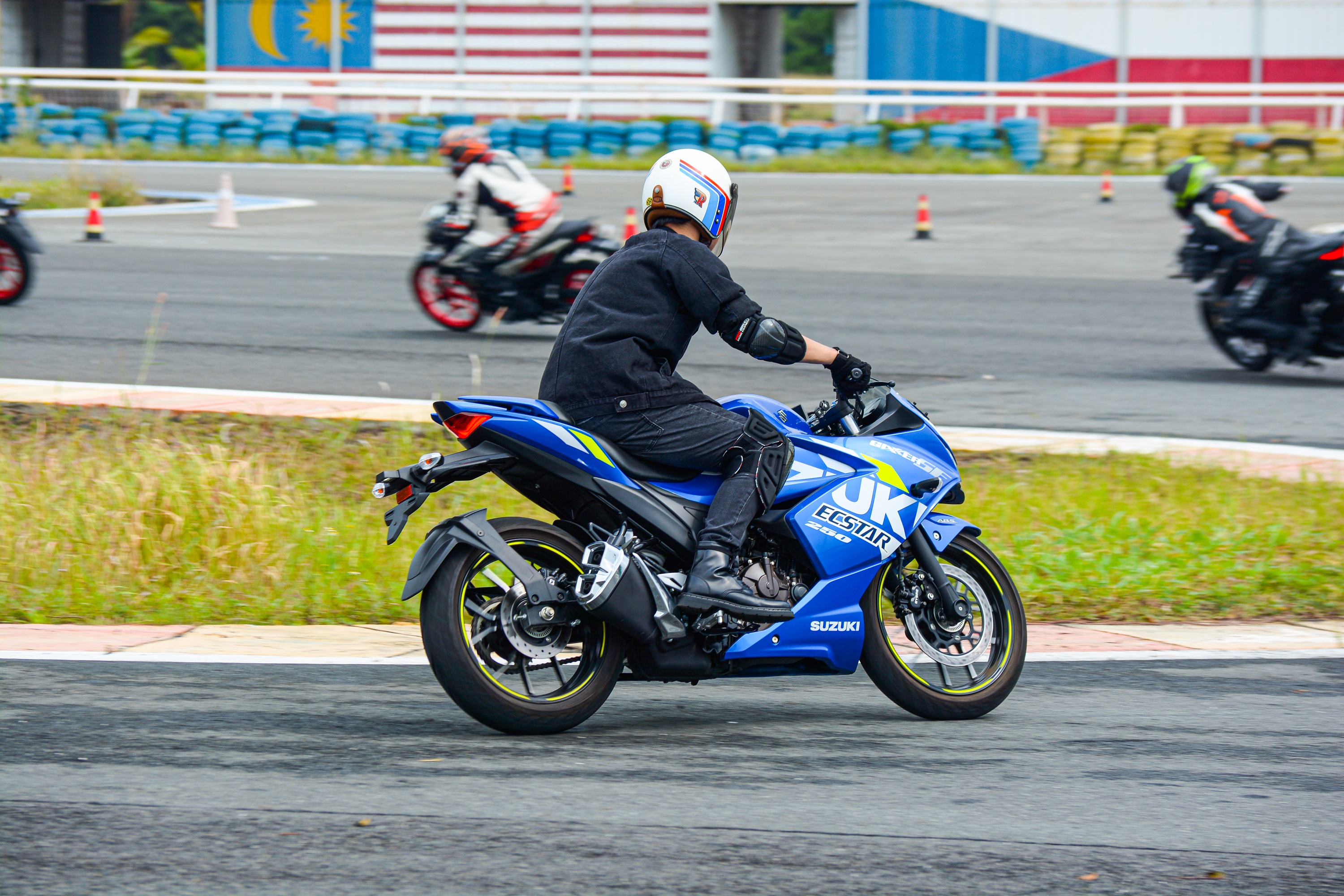Trai nghiem Suzuki Gixxer SF250 tren san dua chuyen nghiep anh 3