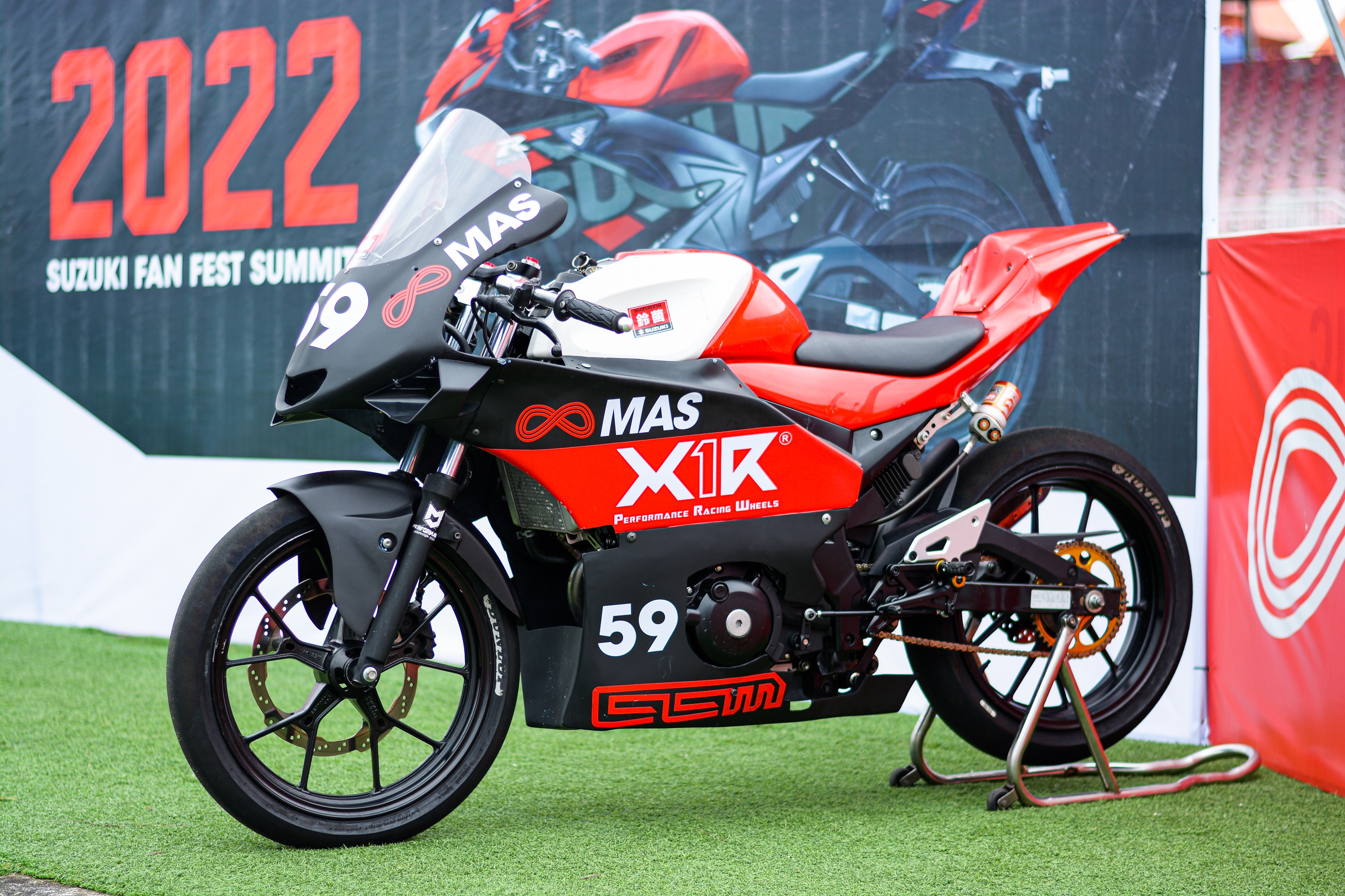 Can canh ban do Suzuki GSX-R150 theo phong cach xe dua Moto3 hinh anh