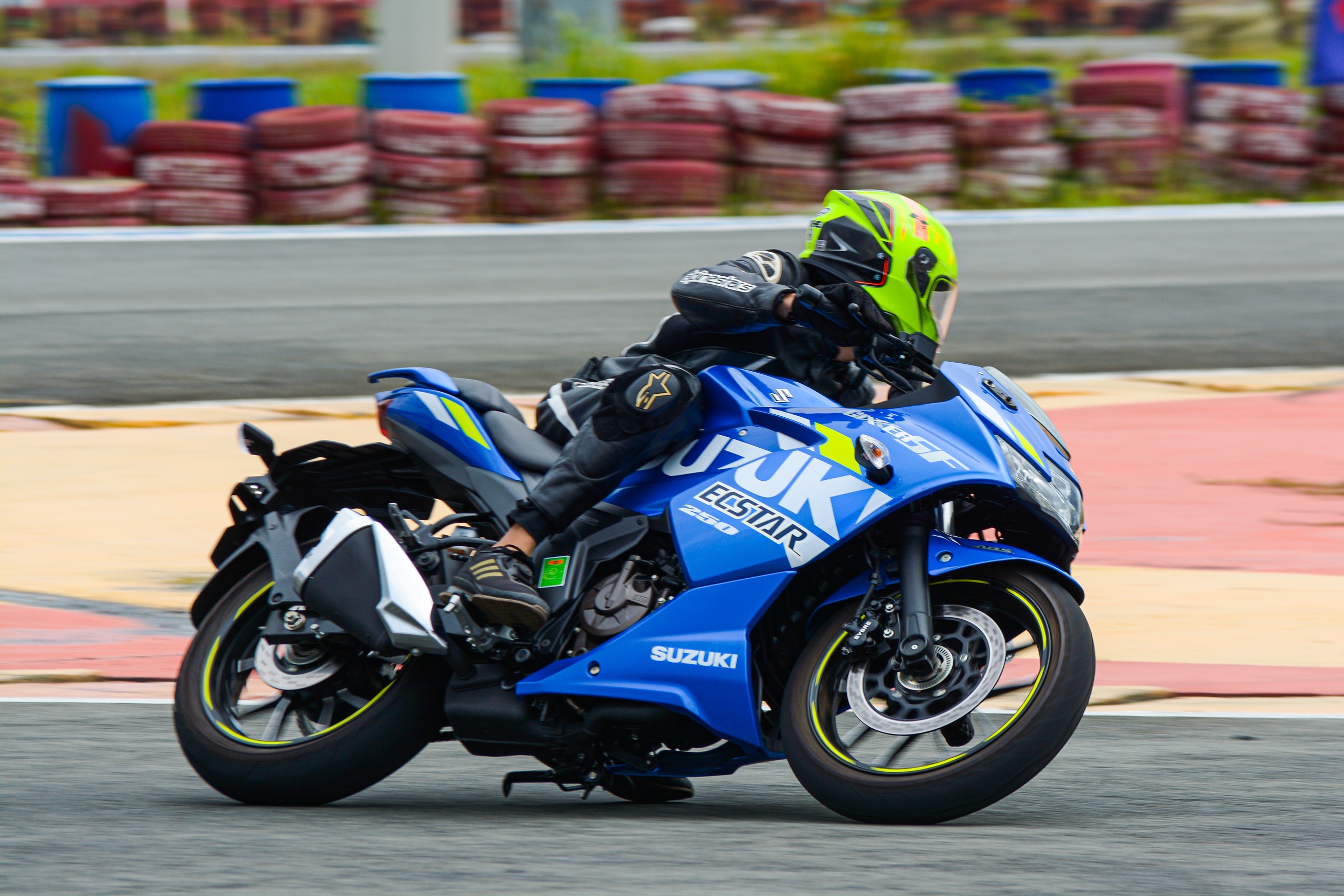 Trai nghiem sportbike Suzuki Gixxer SF250 tren san dua chuyen nghiep hinh anh