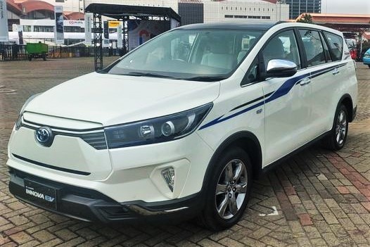 Toyota Innova chay dien duoc gioi thieu tai Indonesia hinh anh