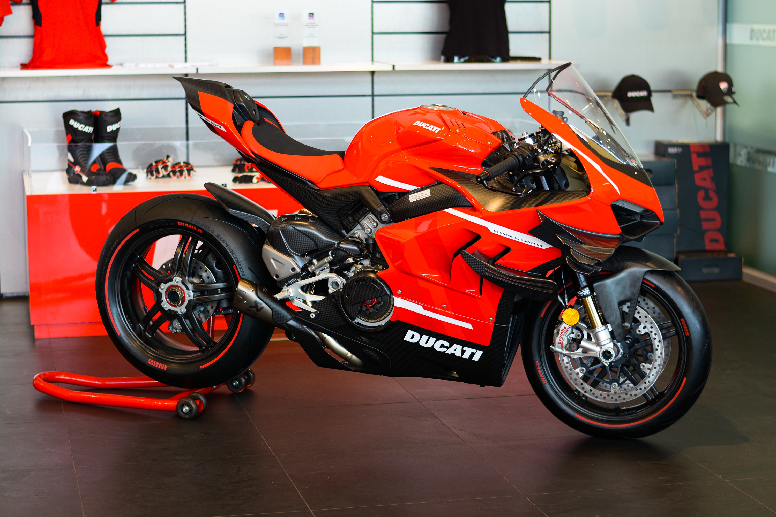 Can canh sieu moto Ducati Superleggera V4 cua Minh Nhua hinh anh
