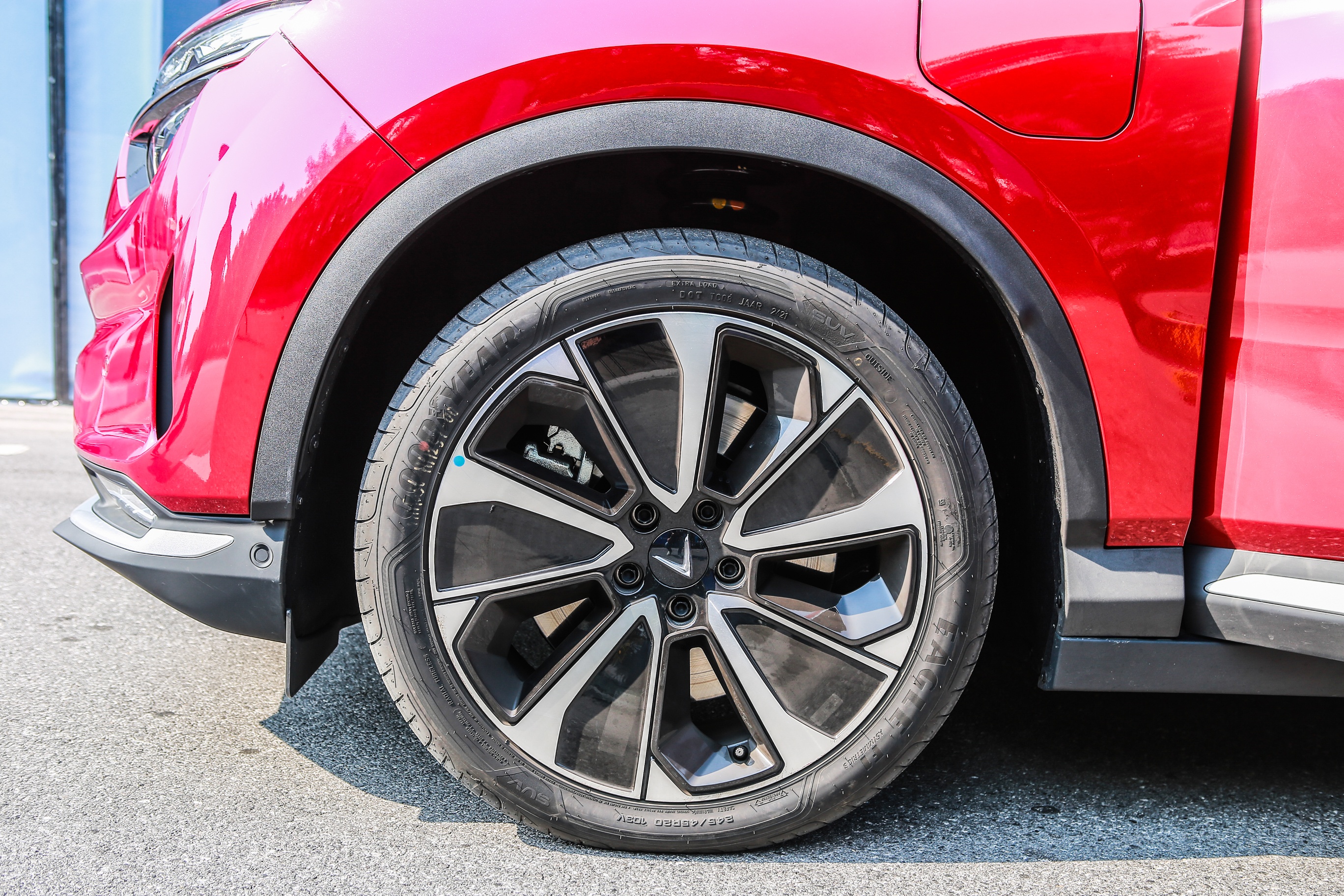 Can canh VinFast VF 8 tai Viet Nam anh 4