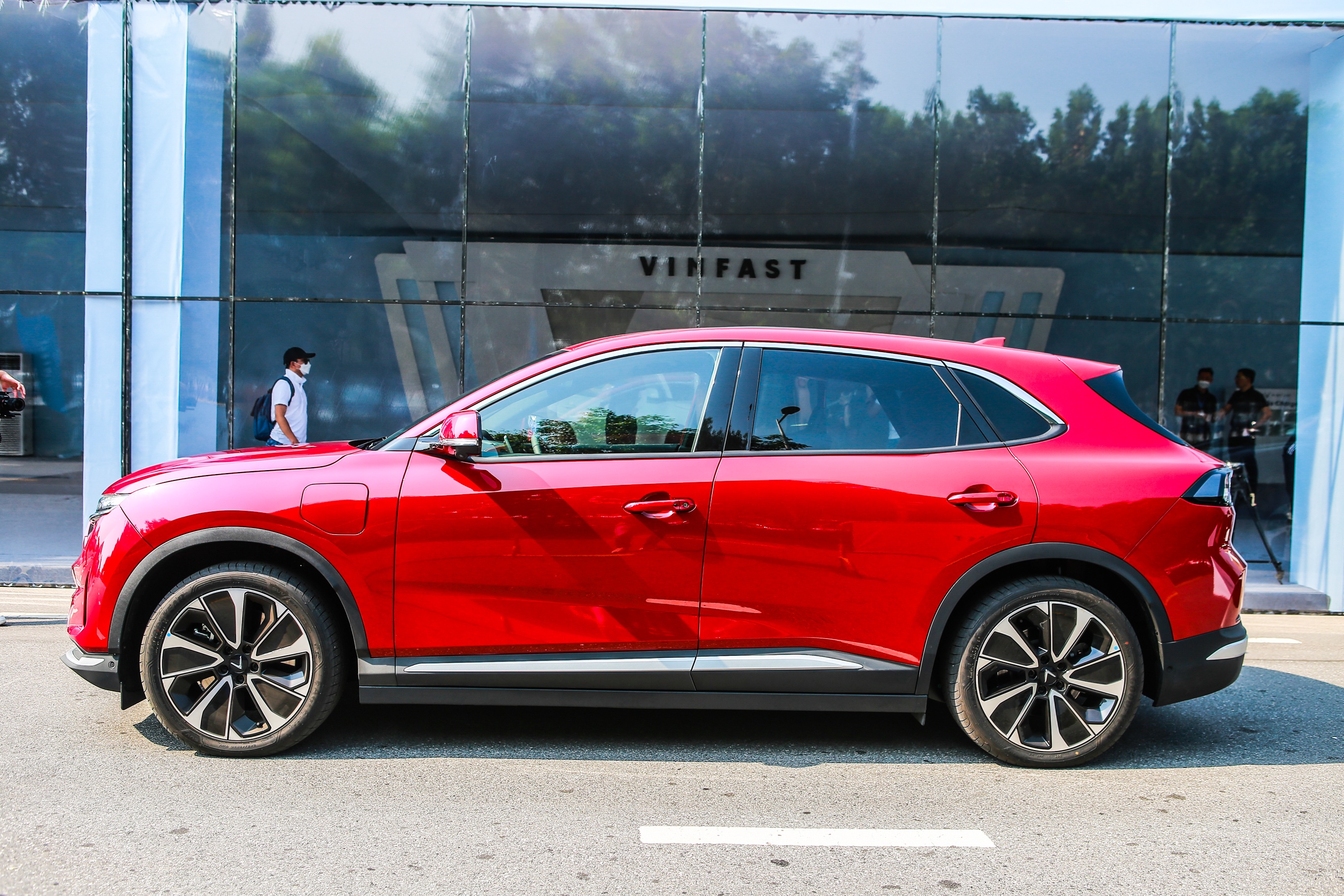 Can canh VinFast VF 8 tai Viet Nam anh 2