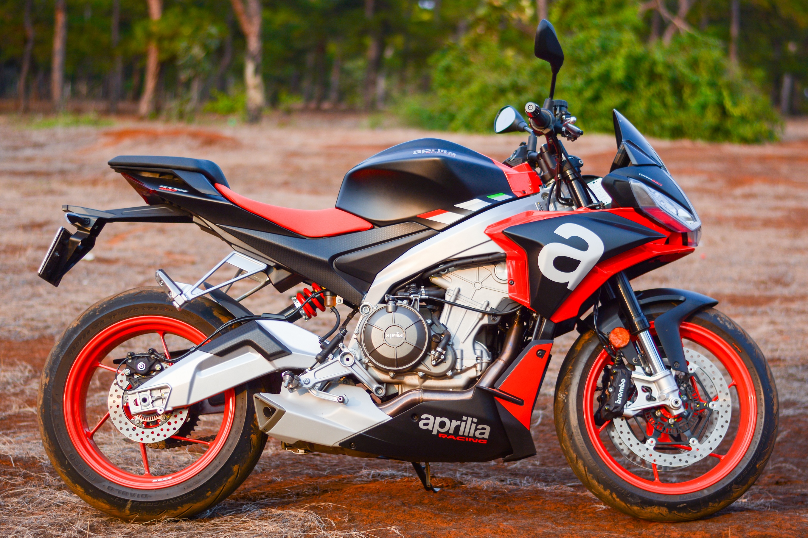 Trai nghiem Aprilia Tuono 660 - nakedbike dang la mat, dong co manh hinh anh