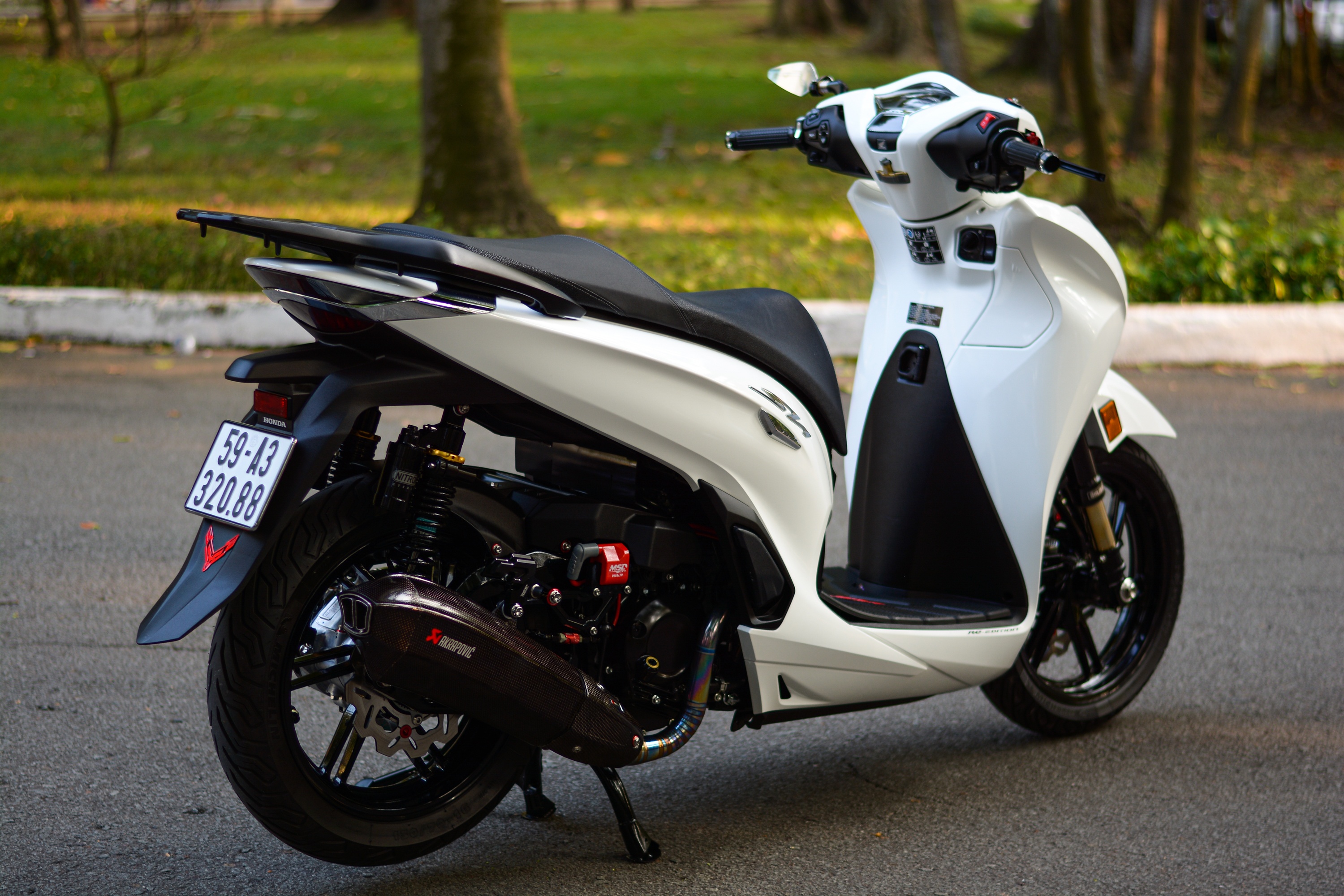 Honda SH 350i voi goi do hon nua ty dong anh 13