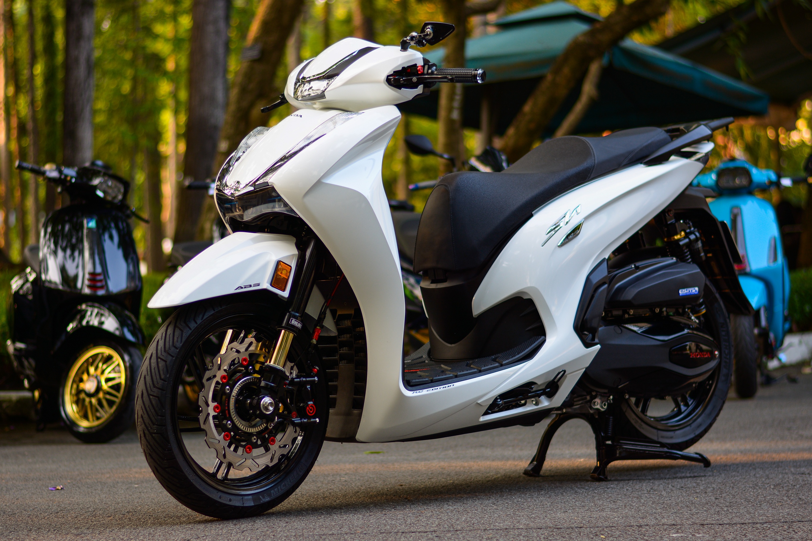 Honda SH 350i voi goi do hon nua ty dong anh 1