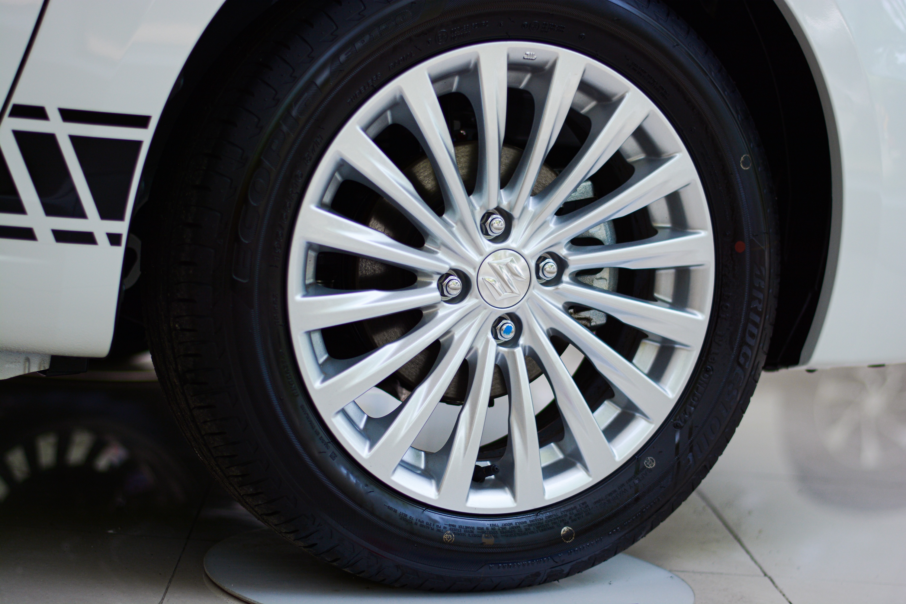 Suzuki Ciaz phiên bản mới phân phối tại Việt Nam ảnh 7 Suzuki Ciaz phien ban moi phan phoi tai Viet Nam anh 7