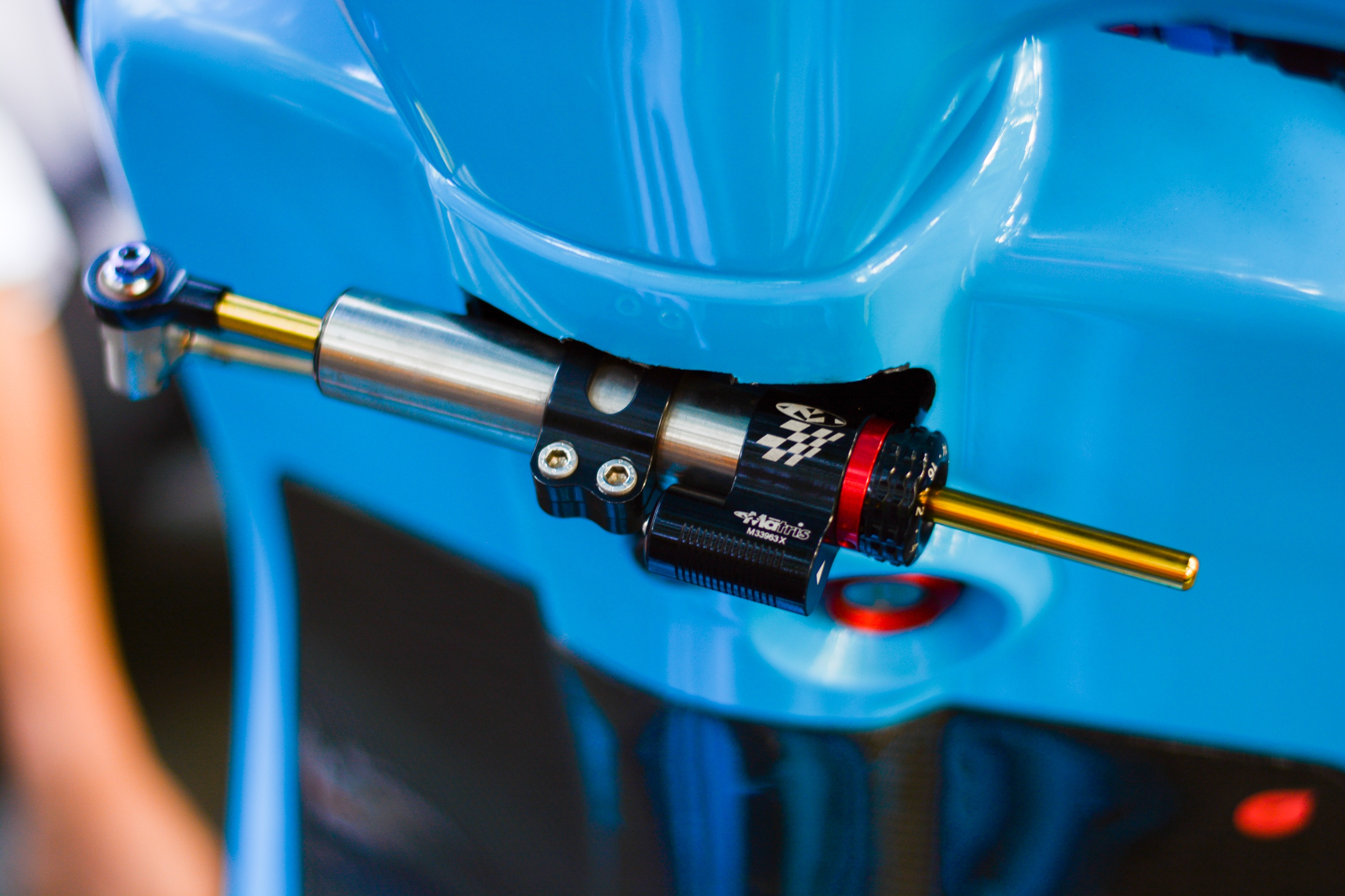 Vespa Sprint voi goi do la mat anh 9