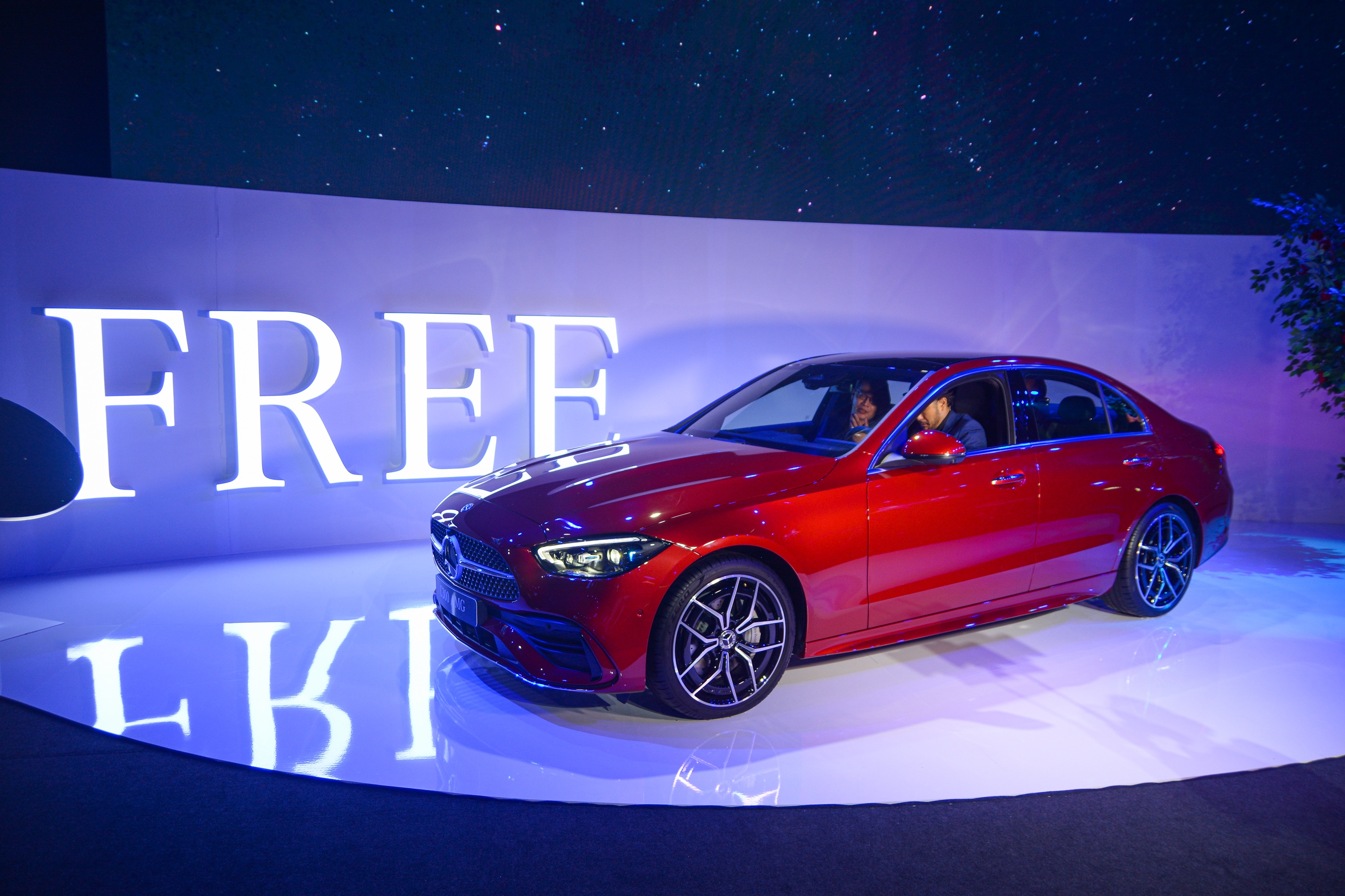 Mercedes-Benz C 300 AMG phien ban gioi han tai Viet Nam anh 1