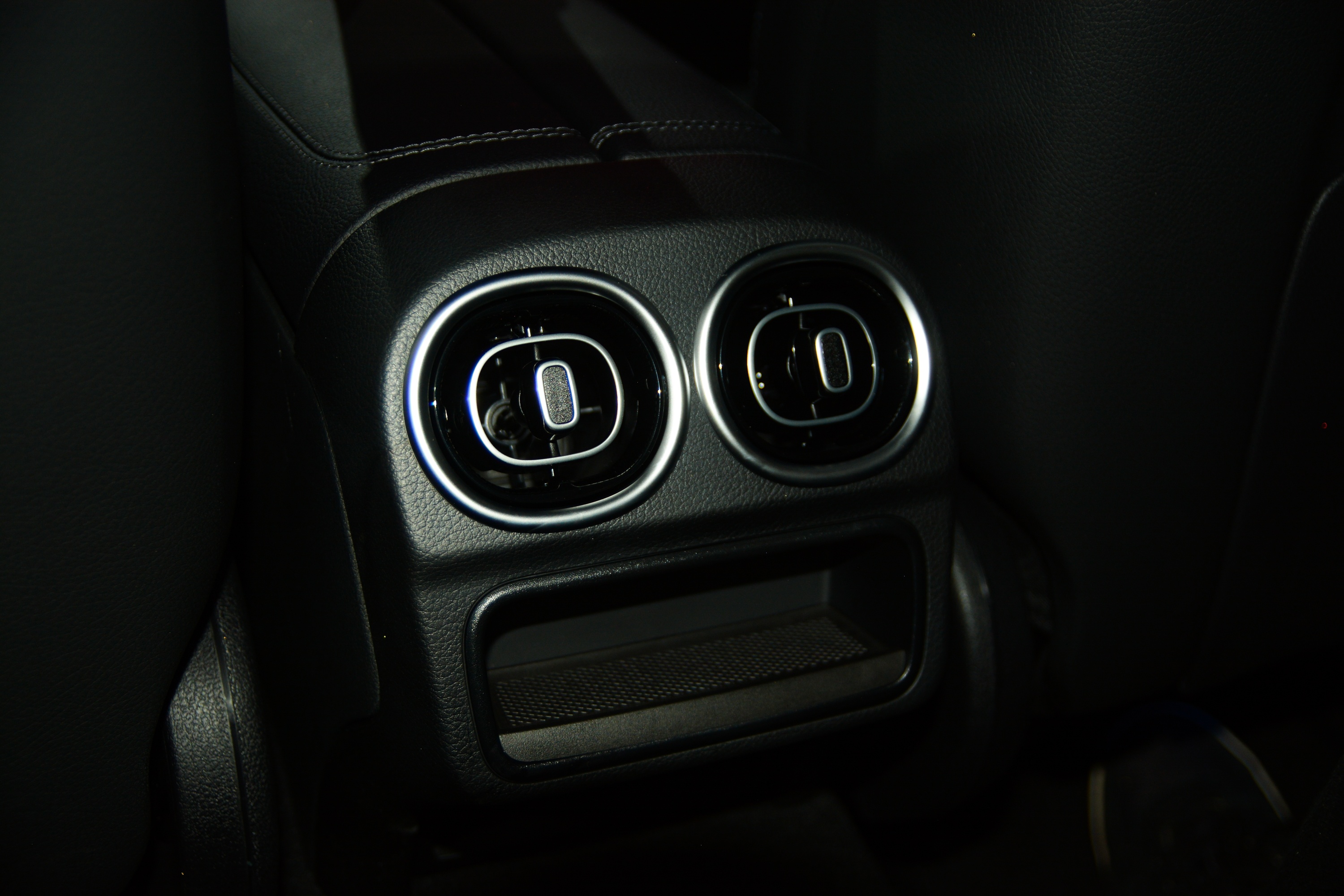 Mercedes-Benz C 300 AMG phien ban gioi han tai Viet Nam anh 12