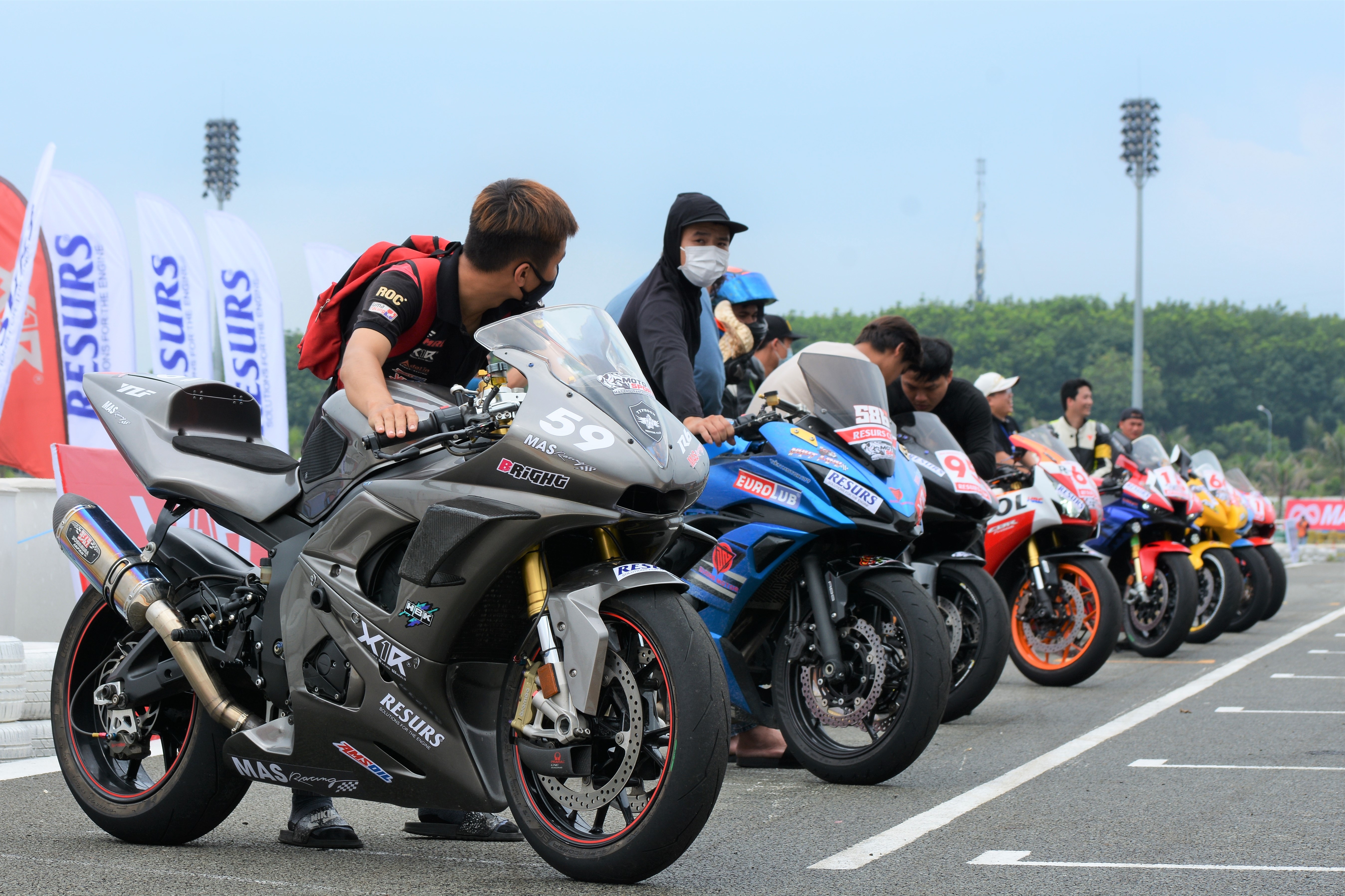 Giải đua môtô phân khối lớn tiếp sức diễn ra tại Việt Nam ảnh 2 Giai dua moto phan khoi lon tiep suc dien ra tai Viet Nam anh 2