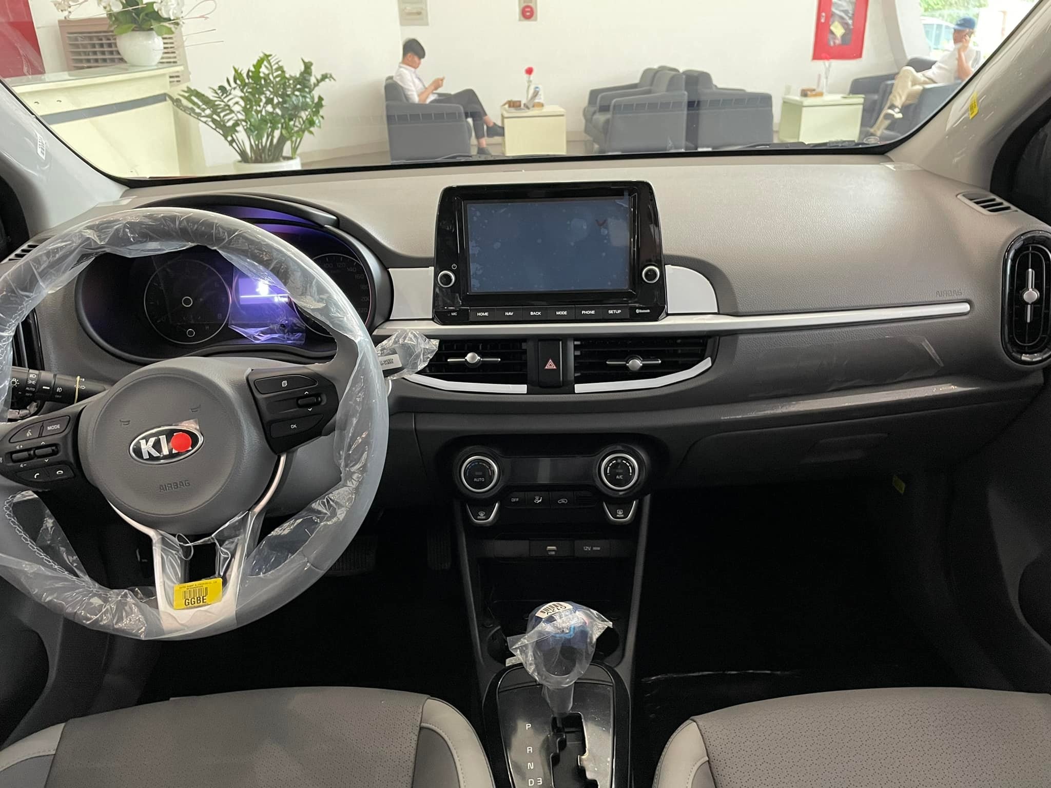 Kia Morning co them 2 phien ban moi anh 4