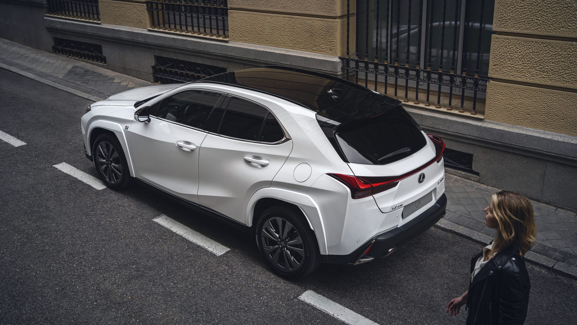Lexus UX 2023 vua ra mat chi co trang bi dong co hybrid anh 13