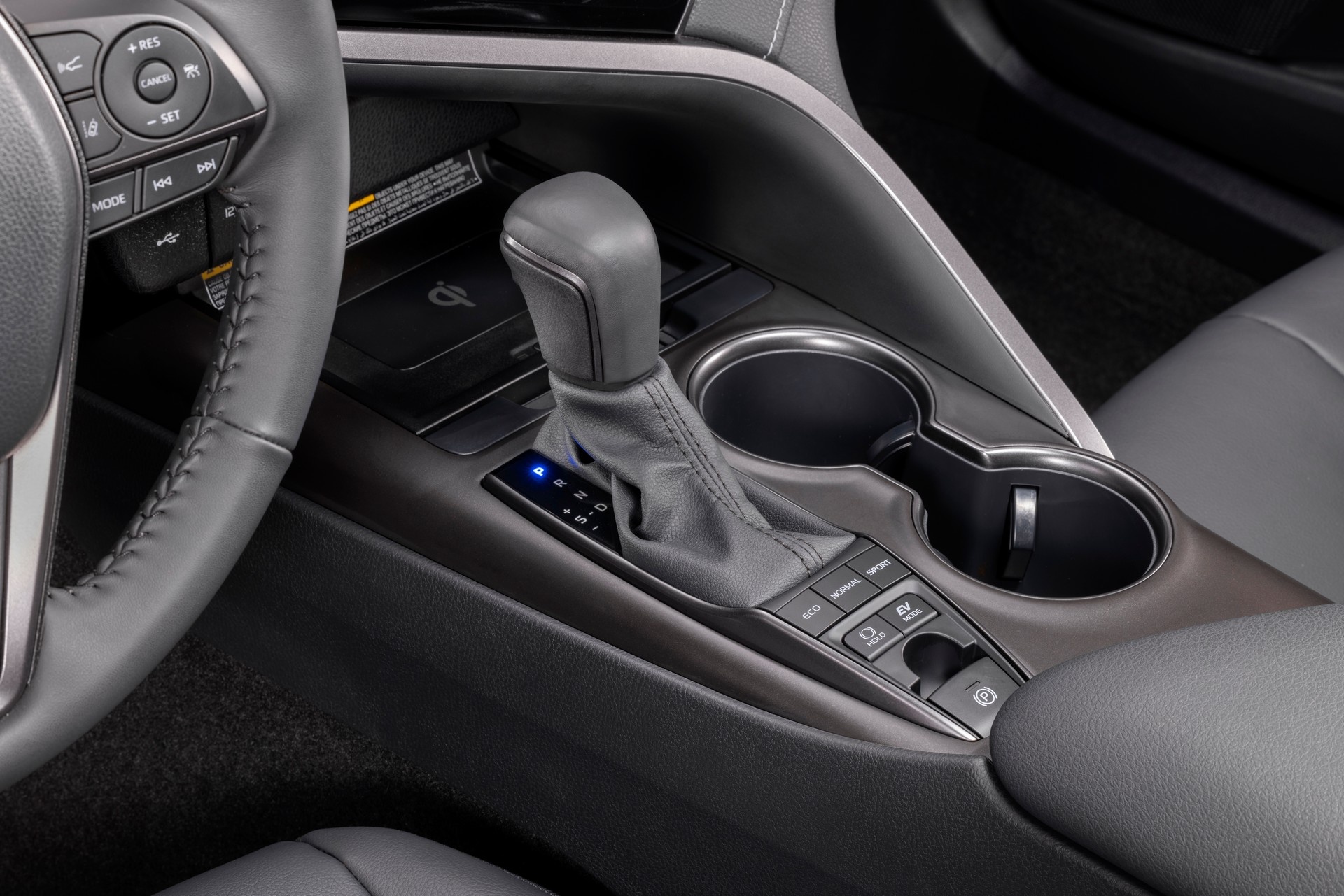 Can canh Toyota Camry Nightshade Edition anh 8