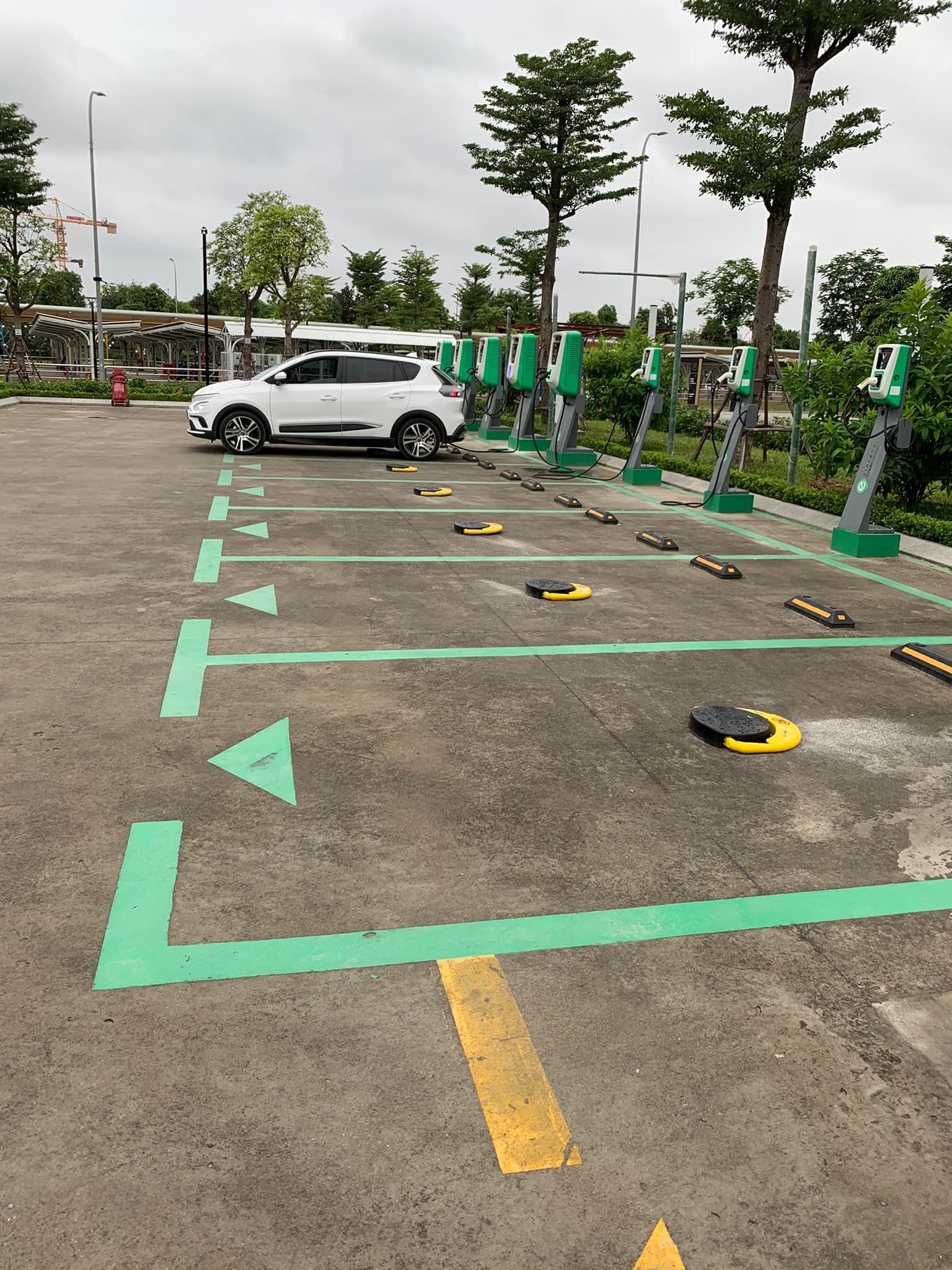 trạm sạc xe điện VinFast lắp thiết bị chống đỗ xe trái phép ảnh 1 tram sac xe dien VinFast lap thiet bi chong do xe trai phep anh 1