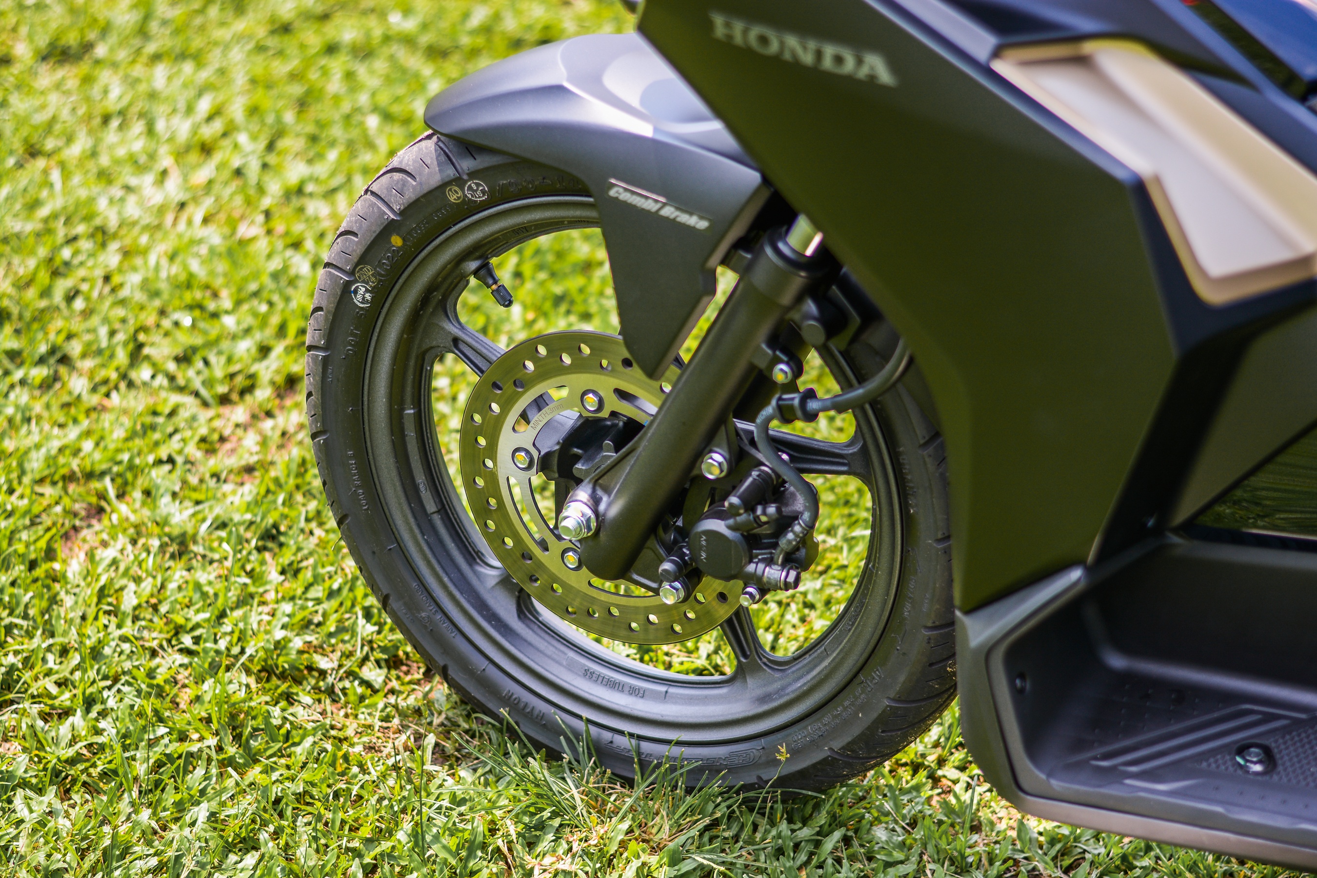 Air Blade 125 moi co gi noi bat truoc Yamaha FreeGo anh 4