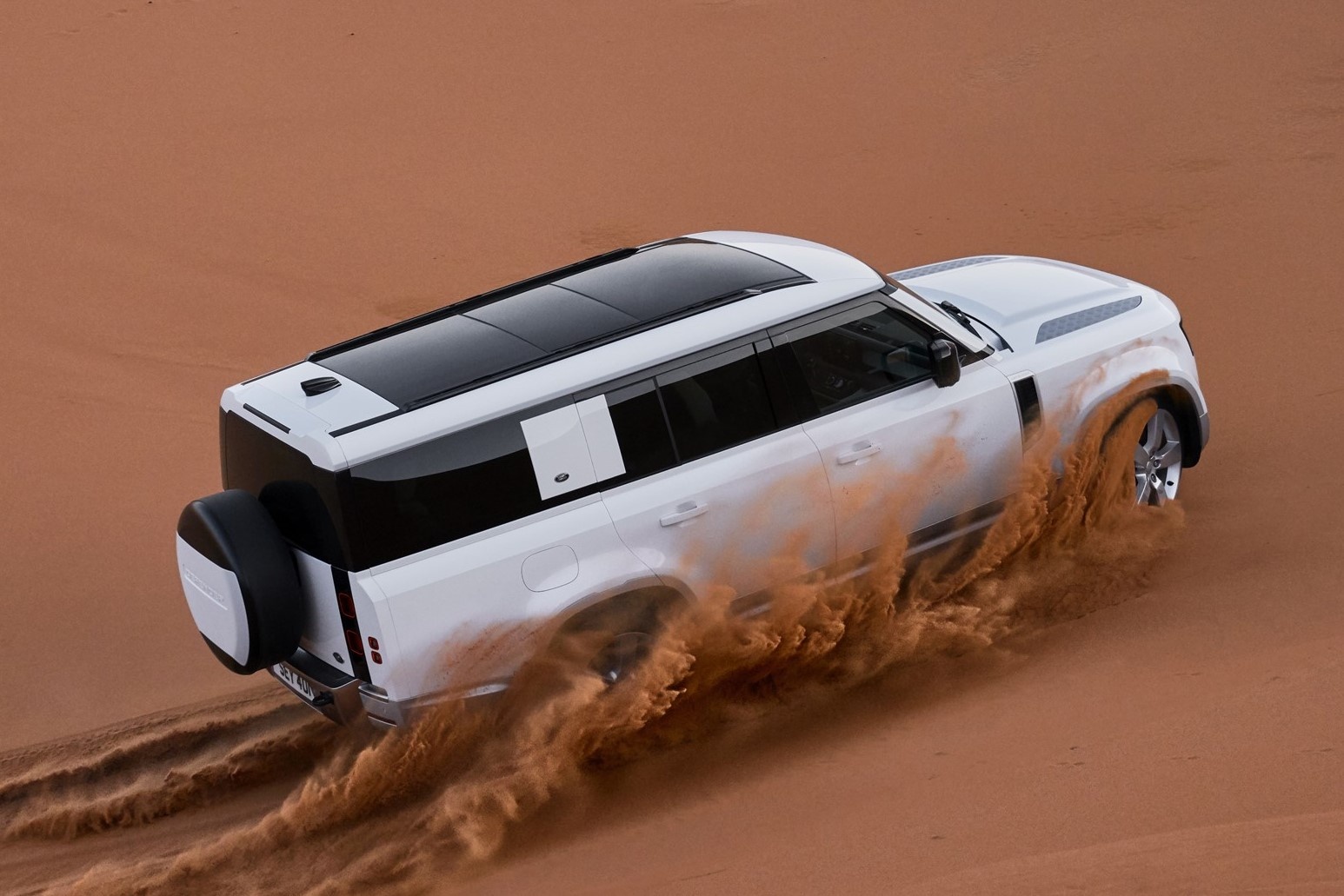 Land Rover Defender 130 vua ra mat anh 2