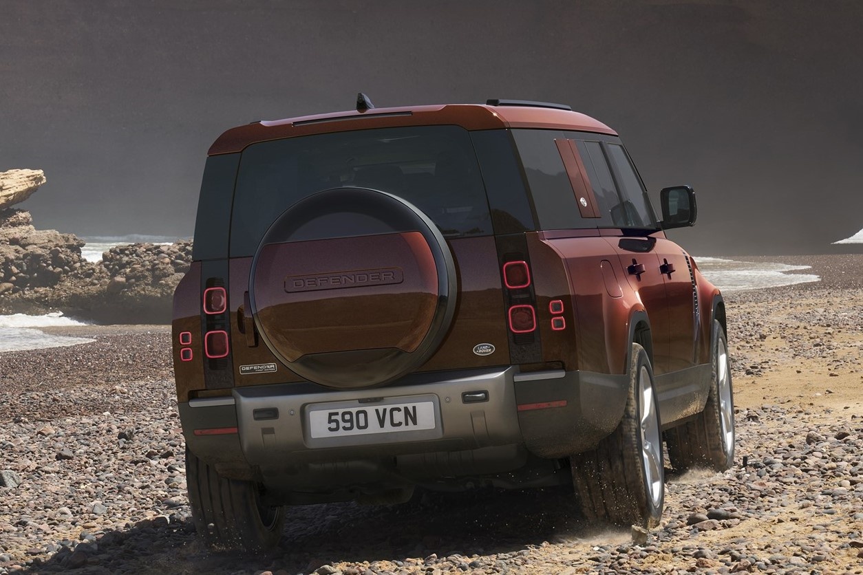 Land Rover Defender 130 vua ra mat anh 7