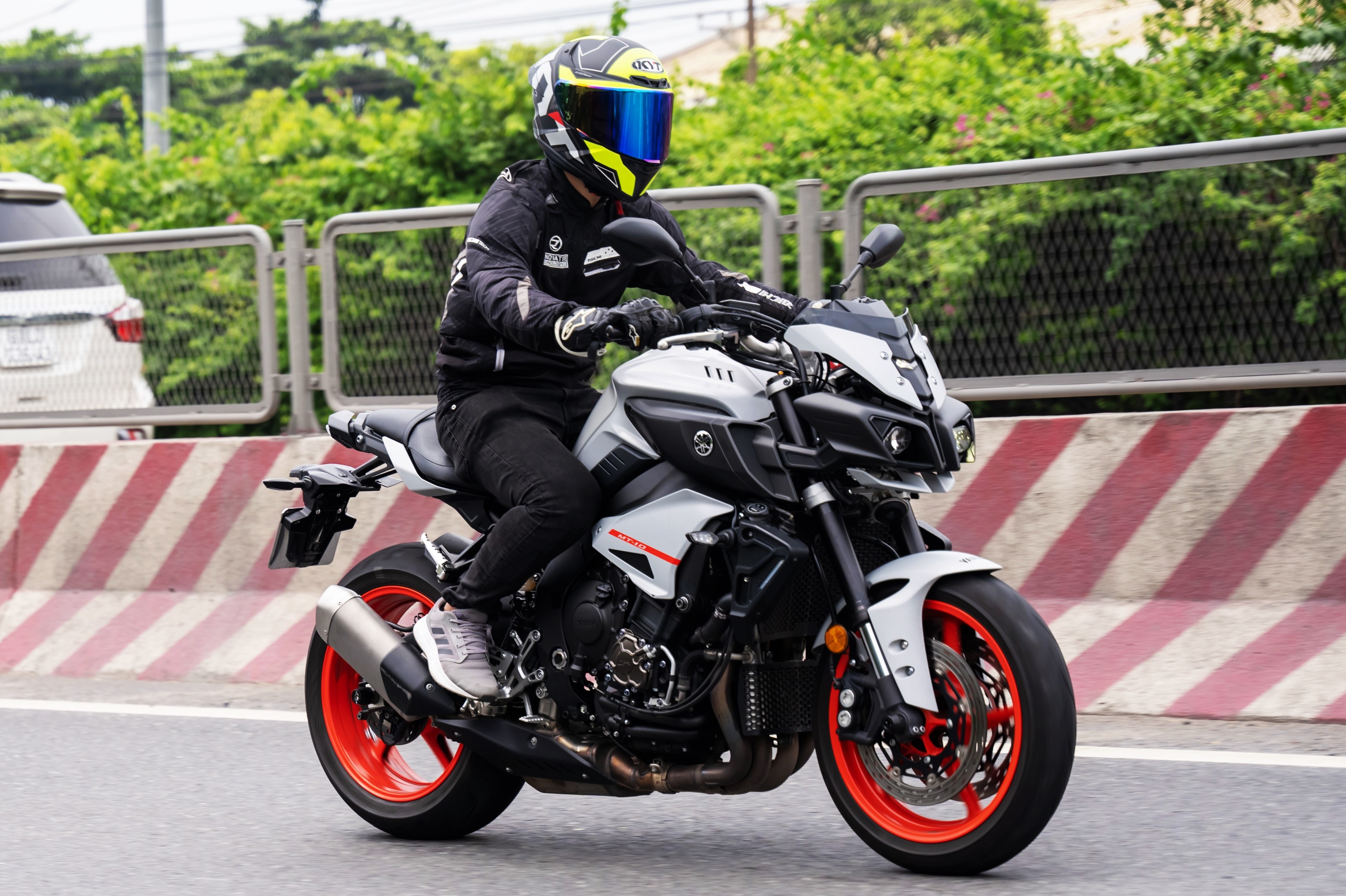 Trai nghiem Yamaha MT-10 - nakedbike la mat khong cho so dong hinh anh